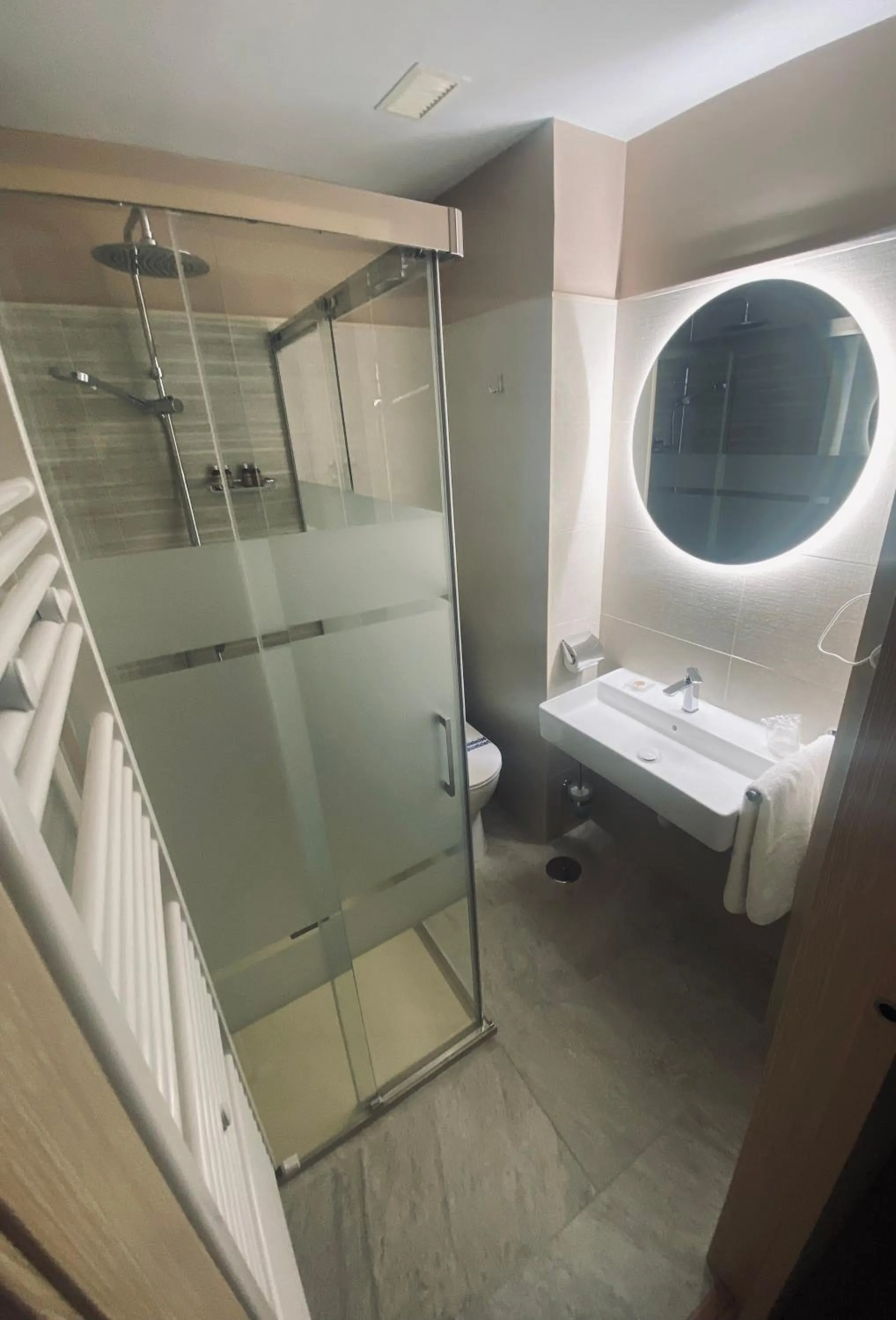 Shower in Hotel Sulayr