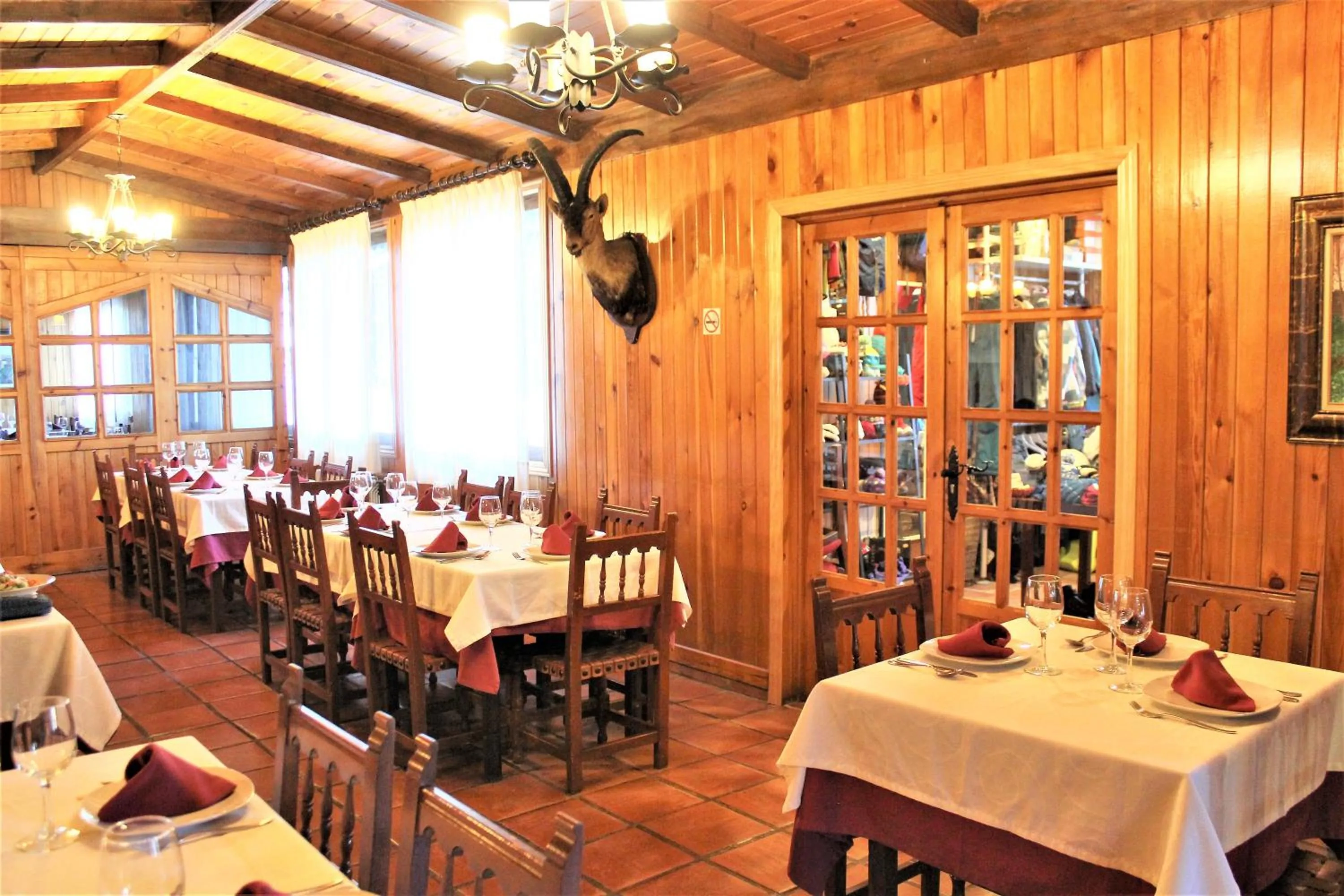 Restaurant/places to eat in Hotel Sulayr