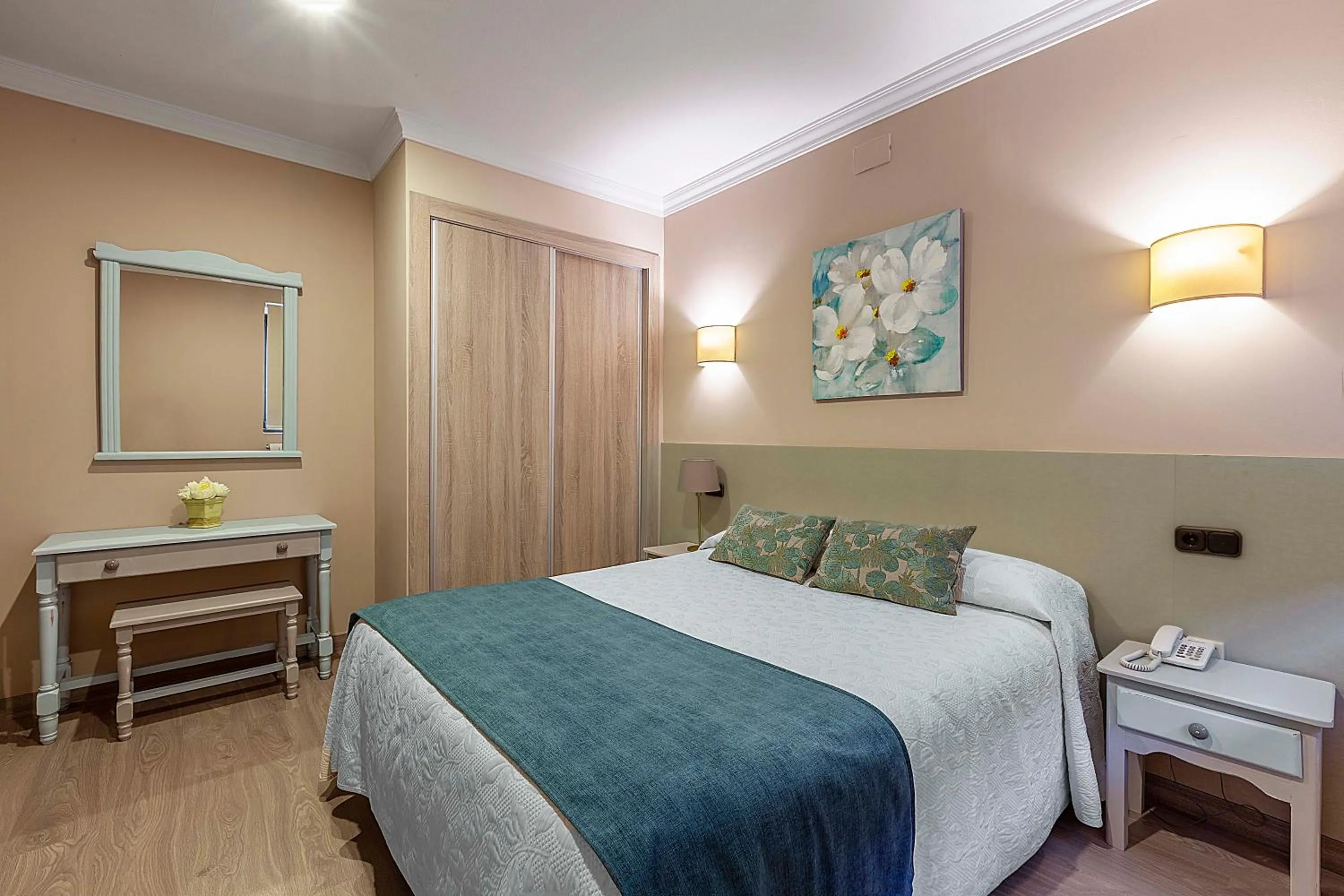Photo of the whole room in Hotel Sulayr
