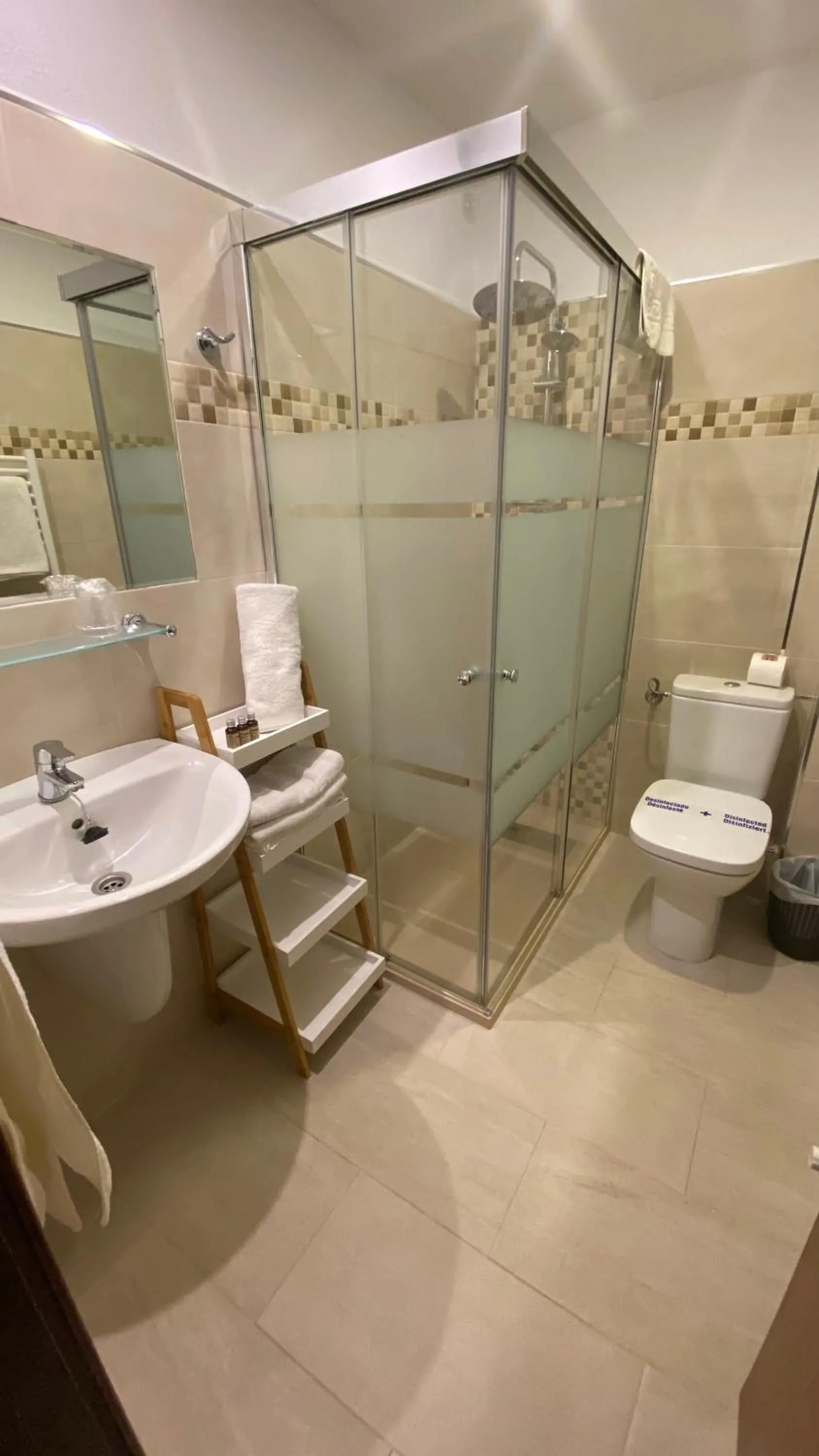Shower in Hotel Sulayr