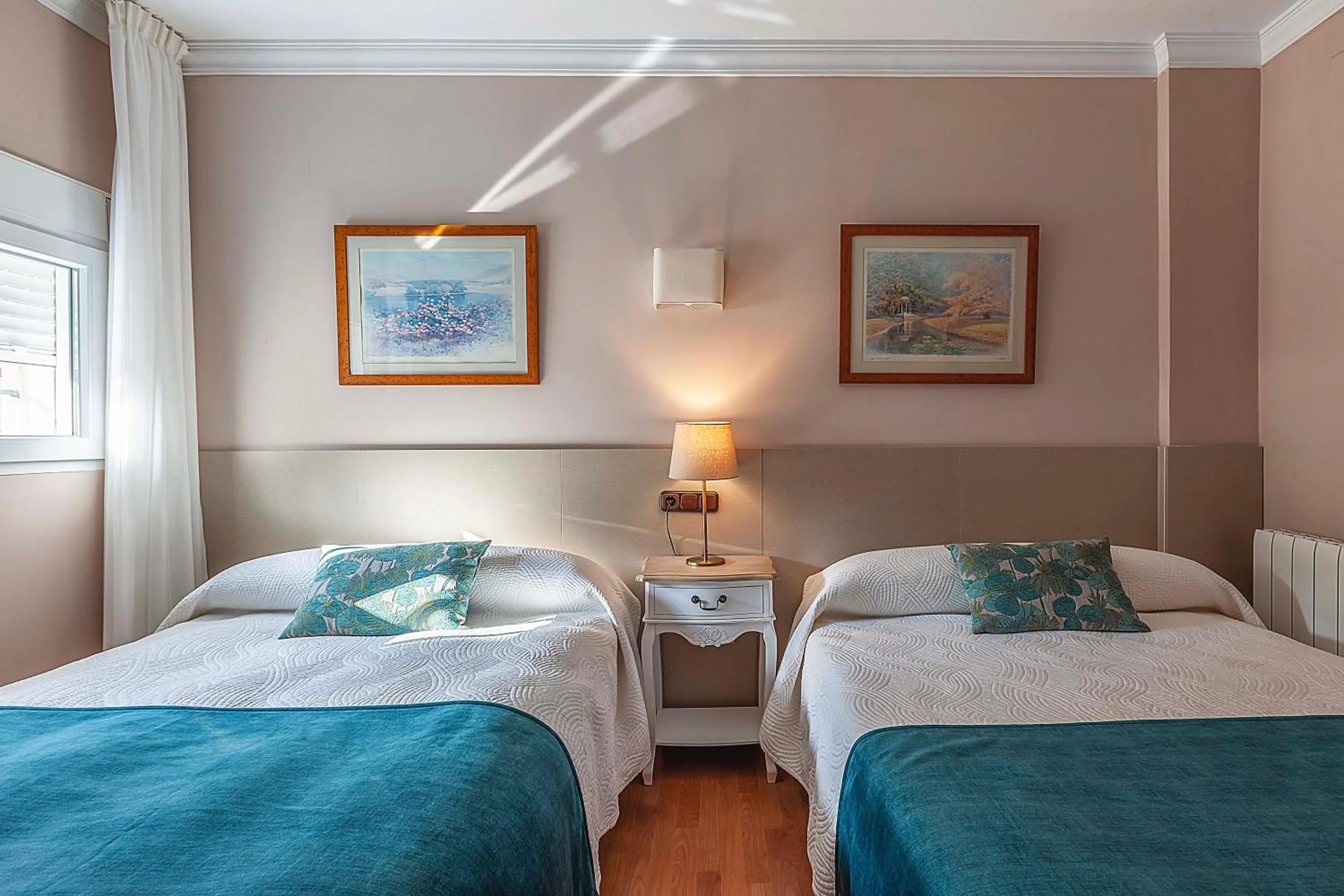 Photo of the whole room in Hotel Sulayr