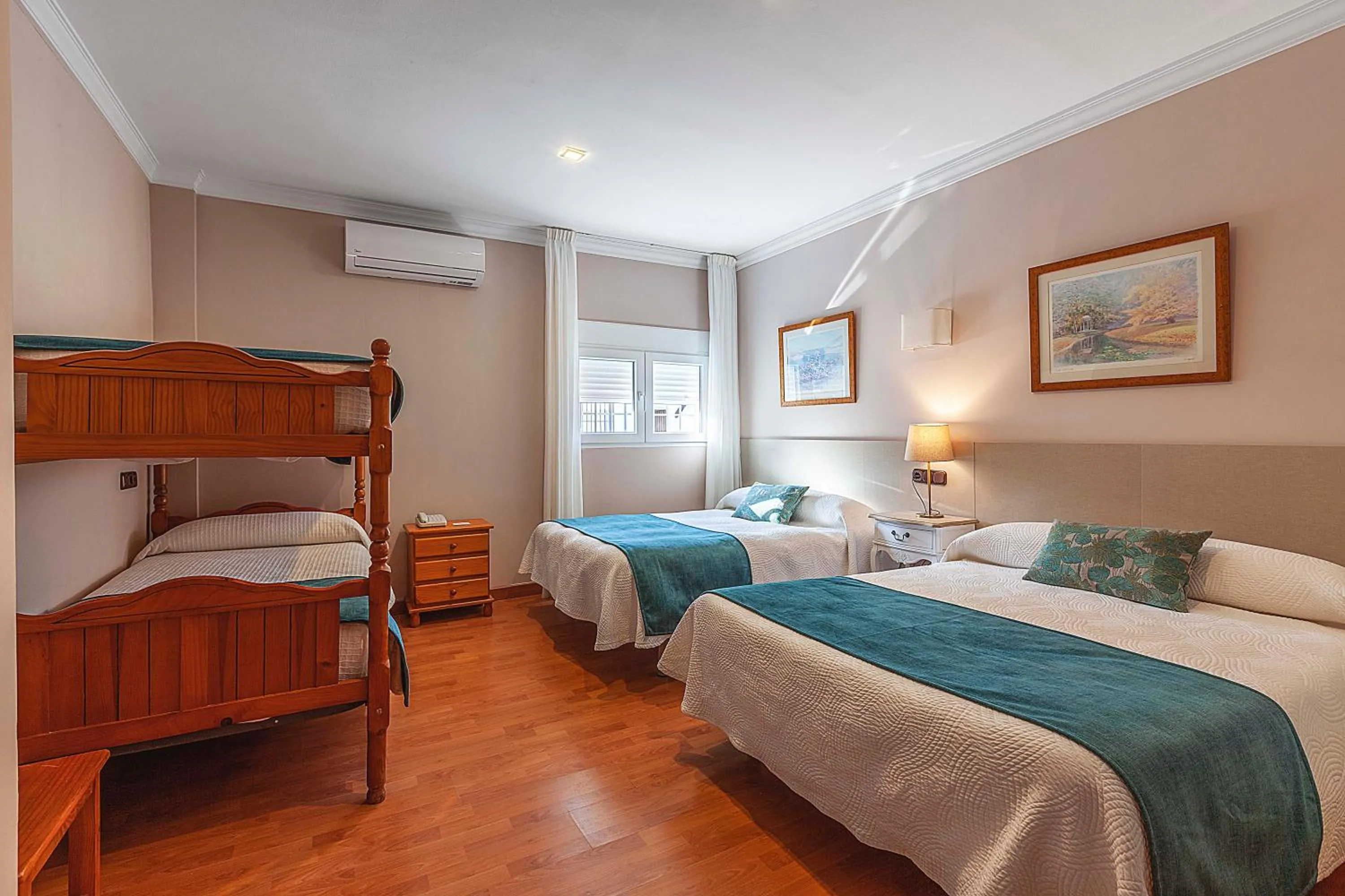 Photo of the whole room in Hotel Sulayr