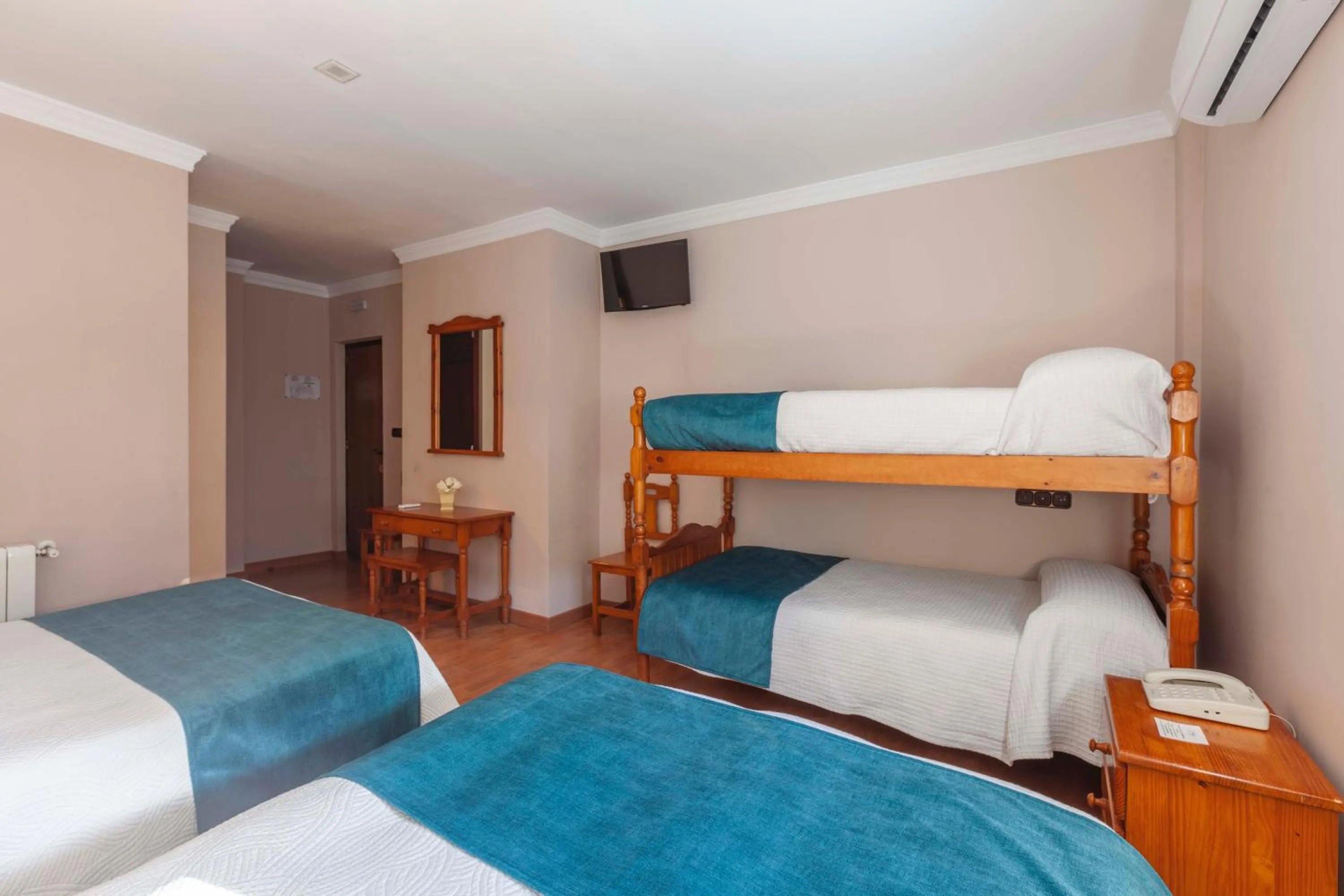 bunk bed in Hotel Sulayr