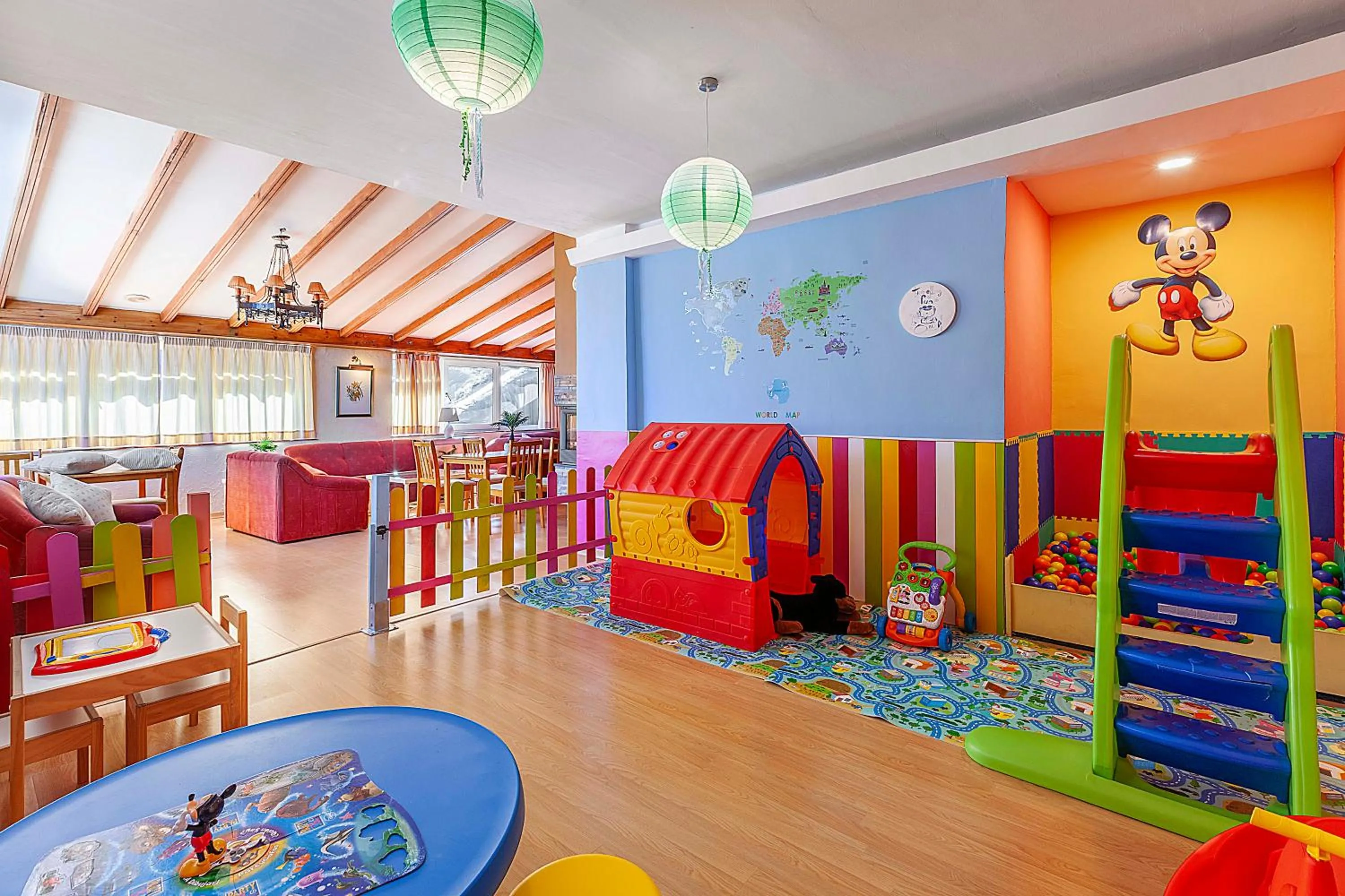 children in Hotel Sulayr