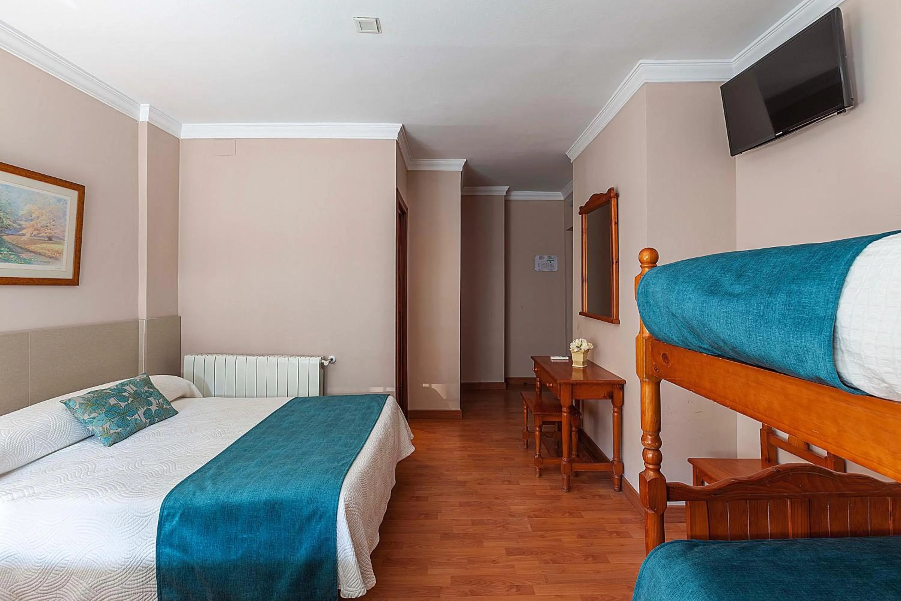 Photo of the whole room in Hotel Sulayr