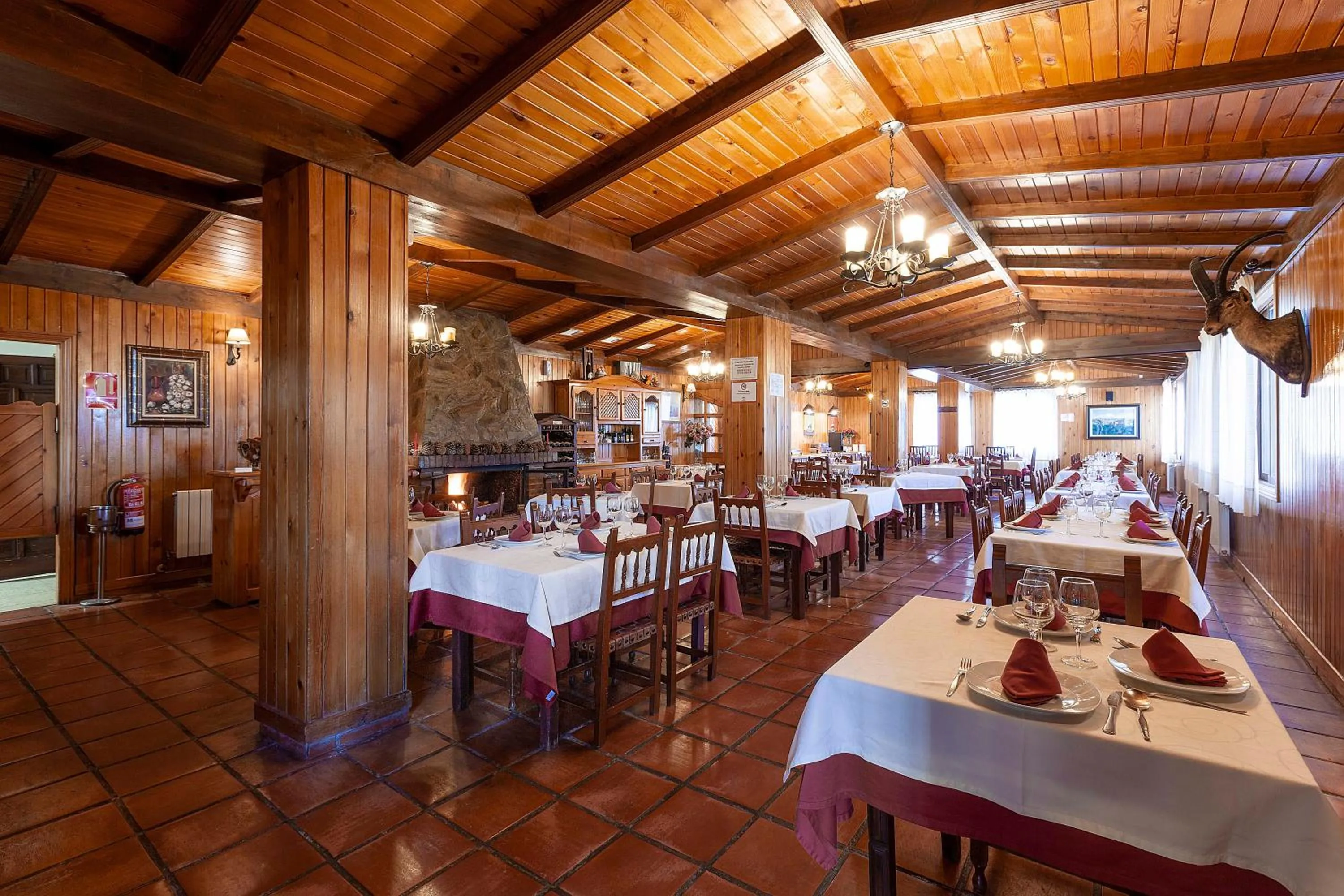 Restaurant/places to eat in Hotel Sulayr