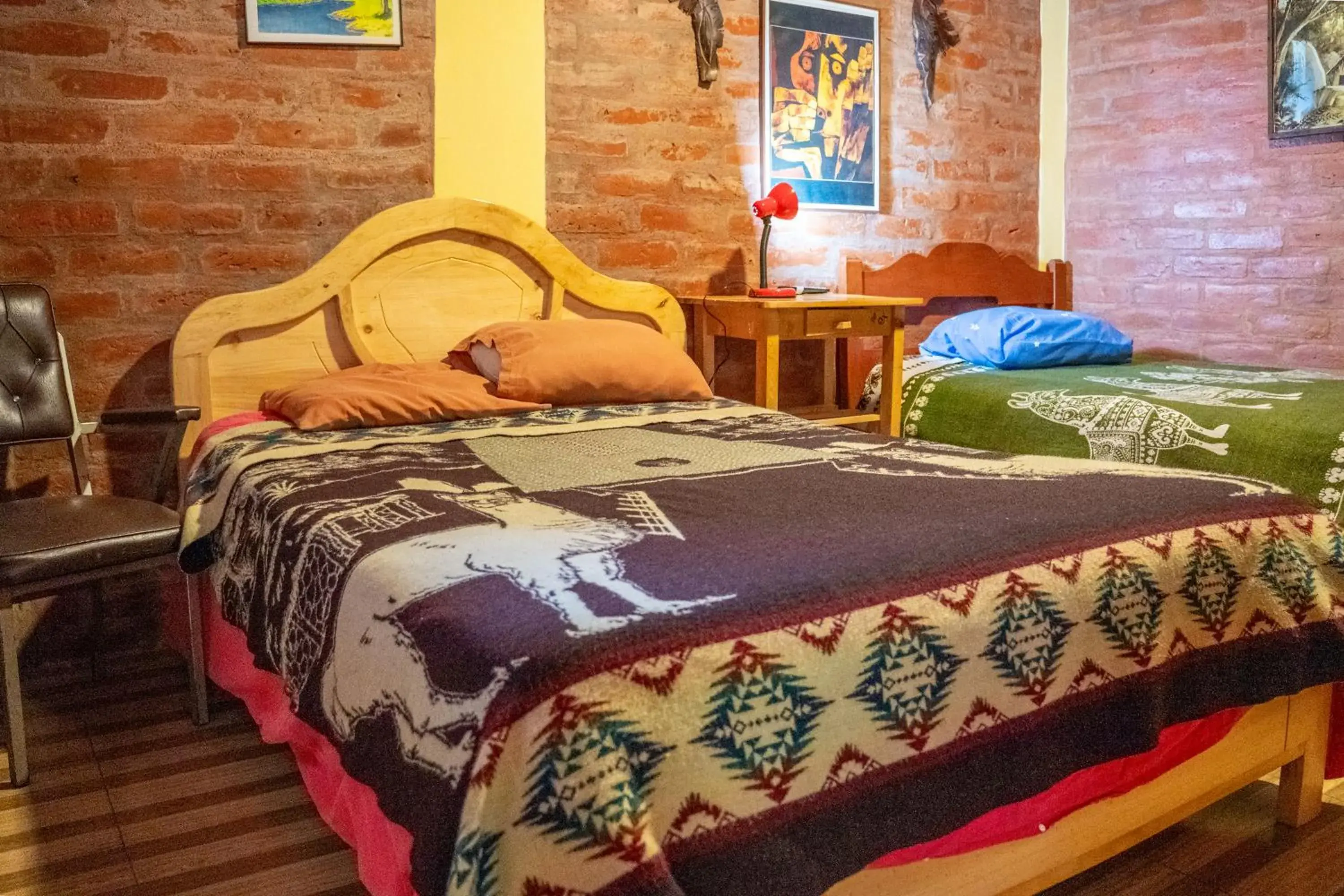 Budget Twin Room in Hostal La Casa Amarilla City Budget Twin Room in Hostal La Casa Amarilla City