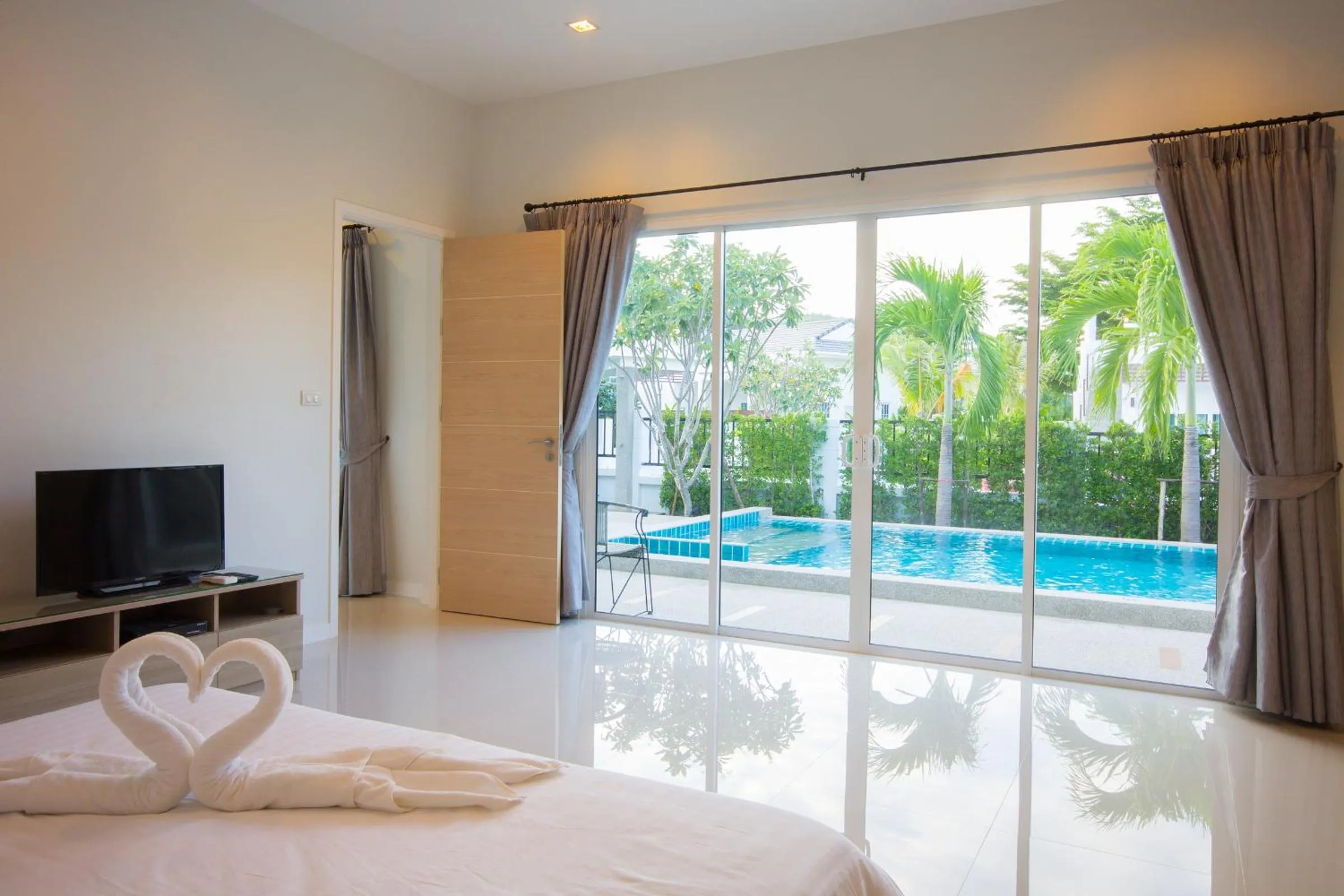 Pool view, Bed in Luxury House in Hua Hin