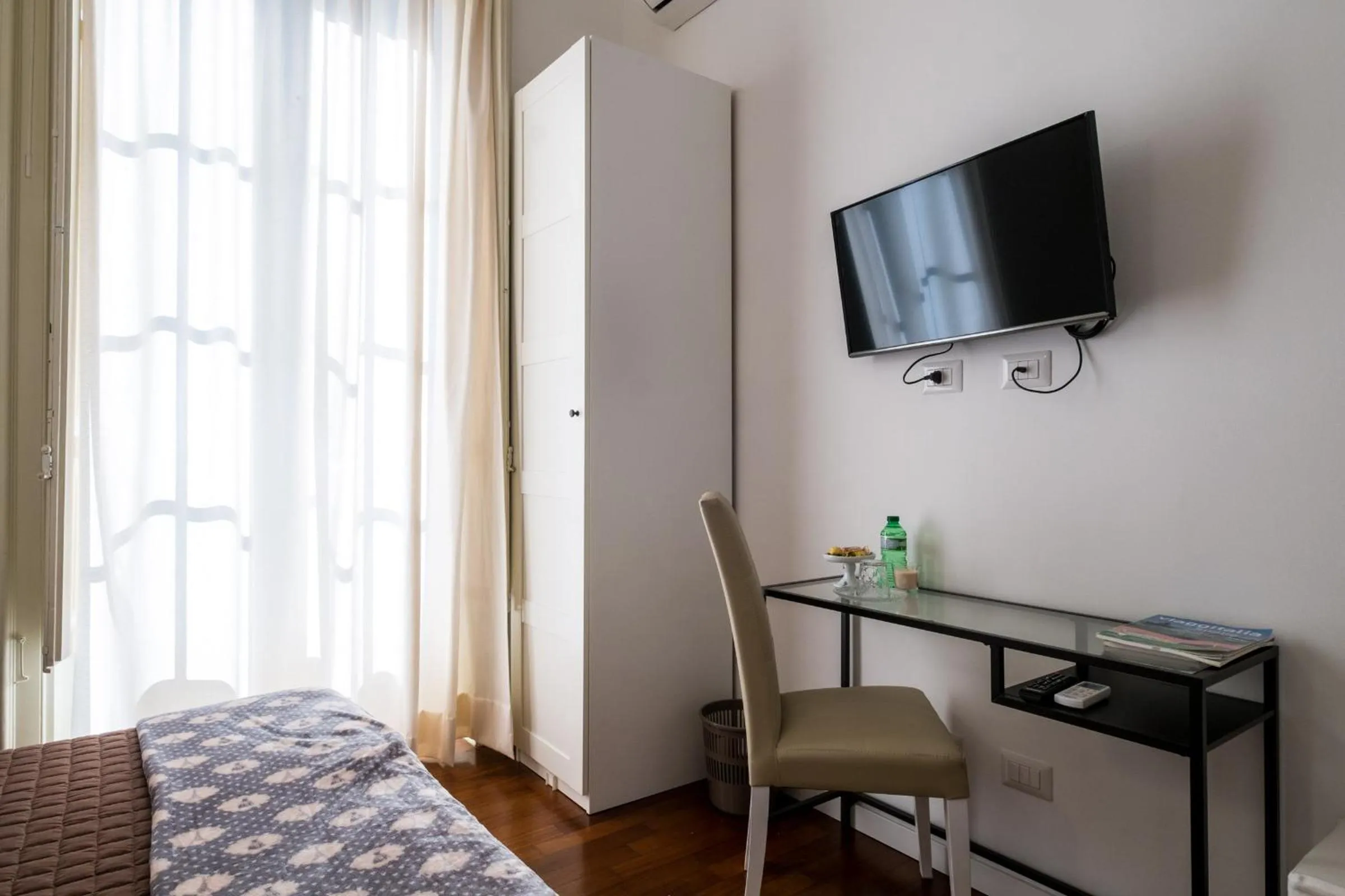 Photo of the whole room in Ai Lattarini House