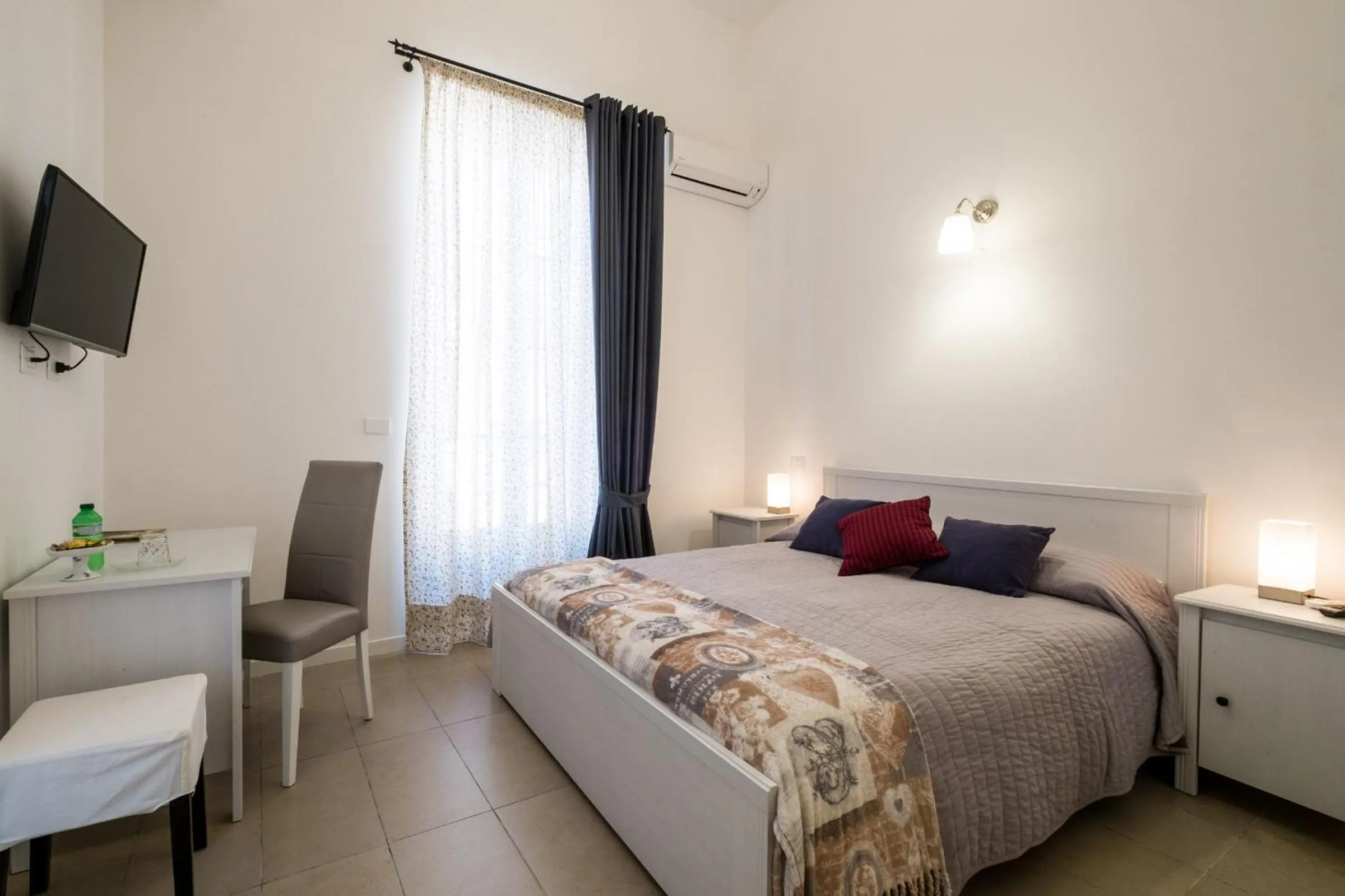 Photo of the whole room, Bed in Ai Lattarini House