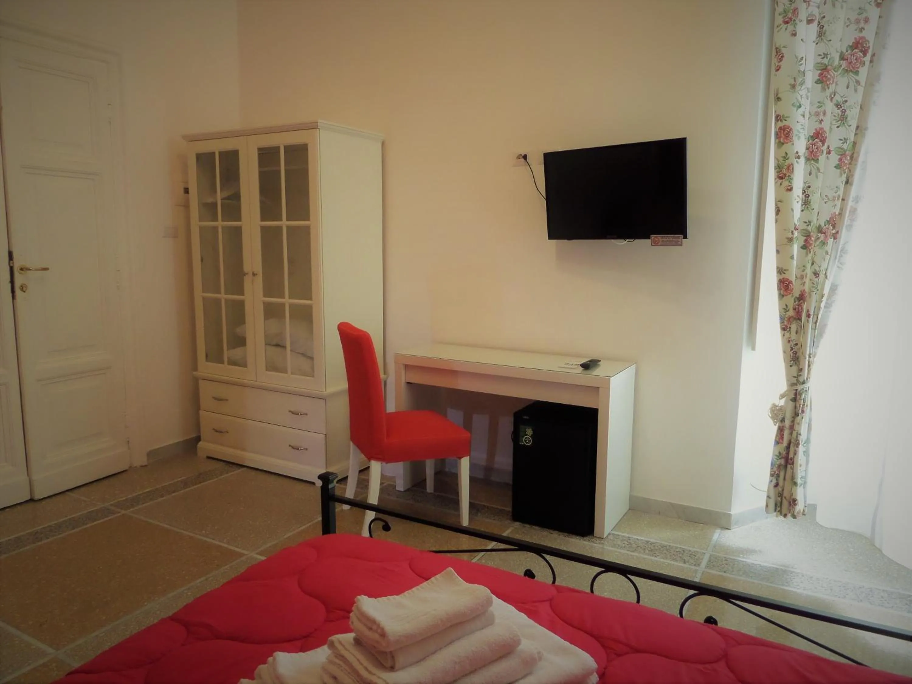 TV and multimedia, Bed in 325 Rooms ai Fori