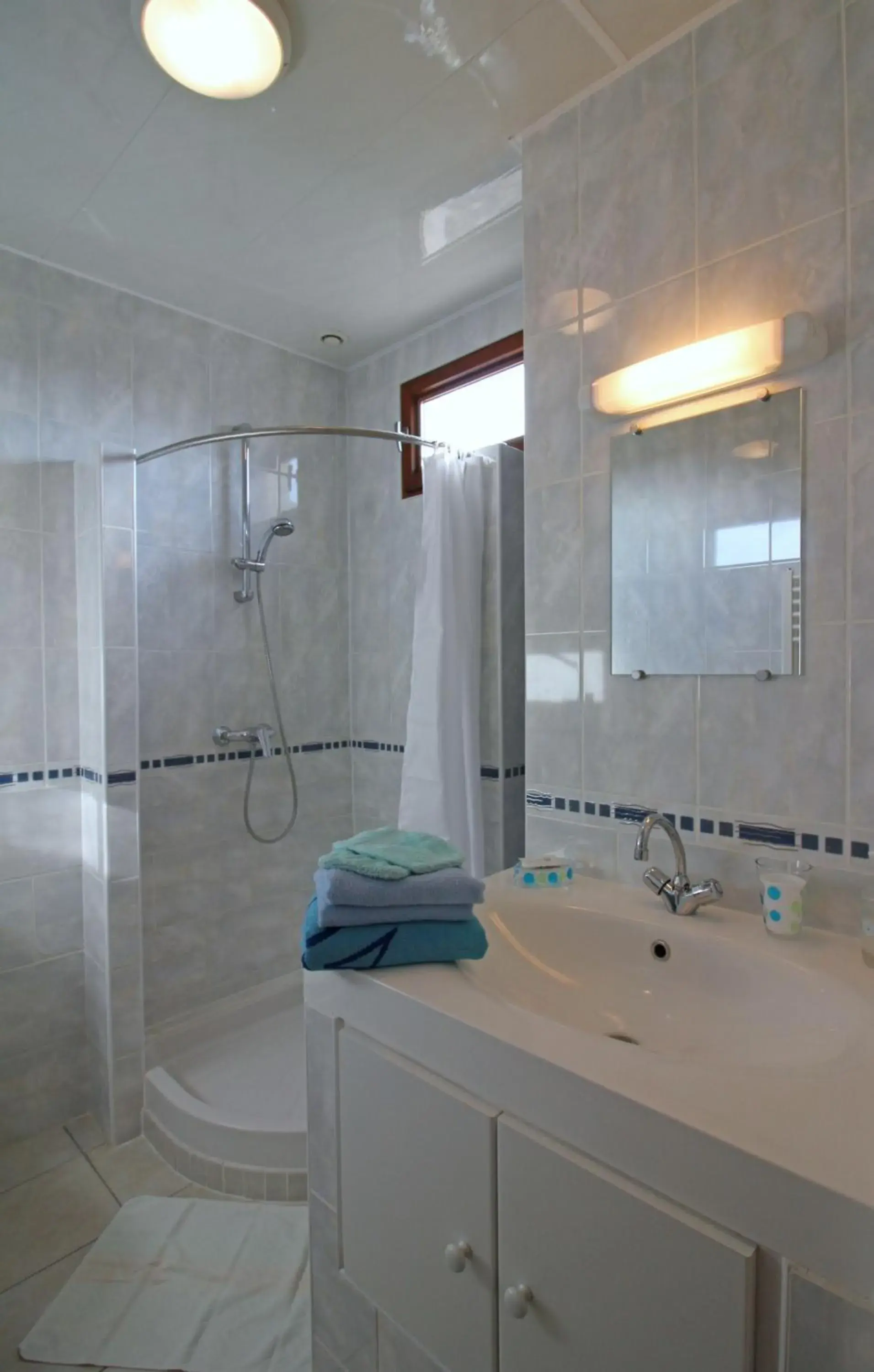 Comfort Triple Room with Shower in La Halte de Segondignac Comfort Triple Room with Shower in La Halte de Segondignac