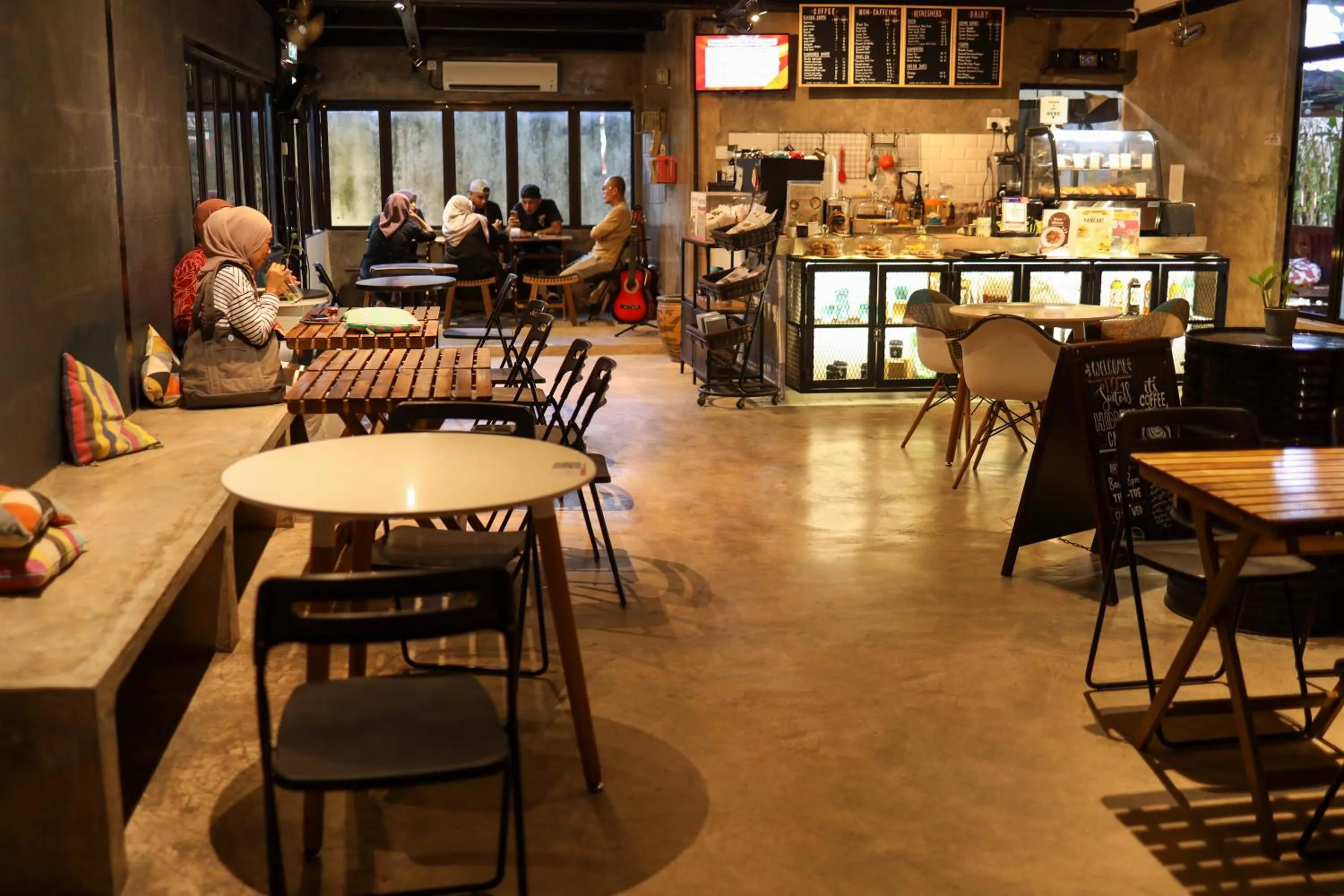 Restaurant/places to eat in Suite 18 Boutique Hotel