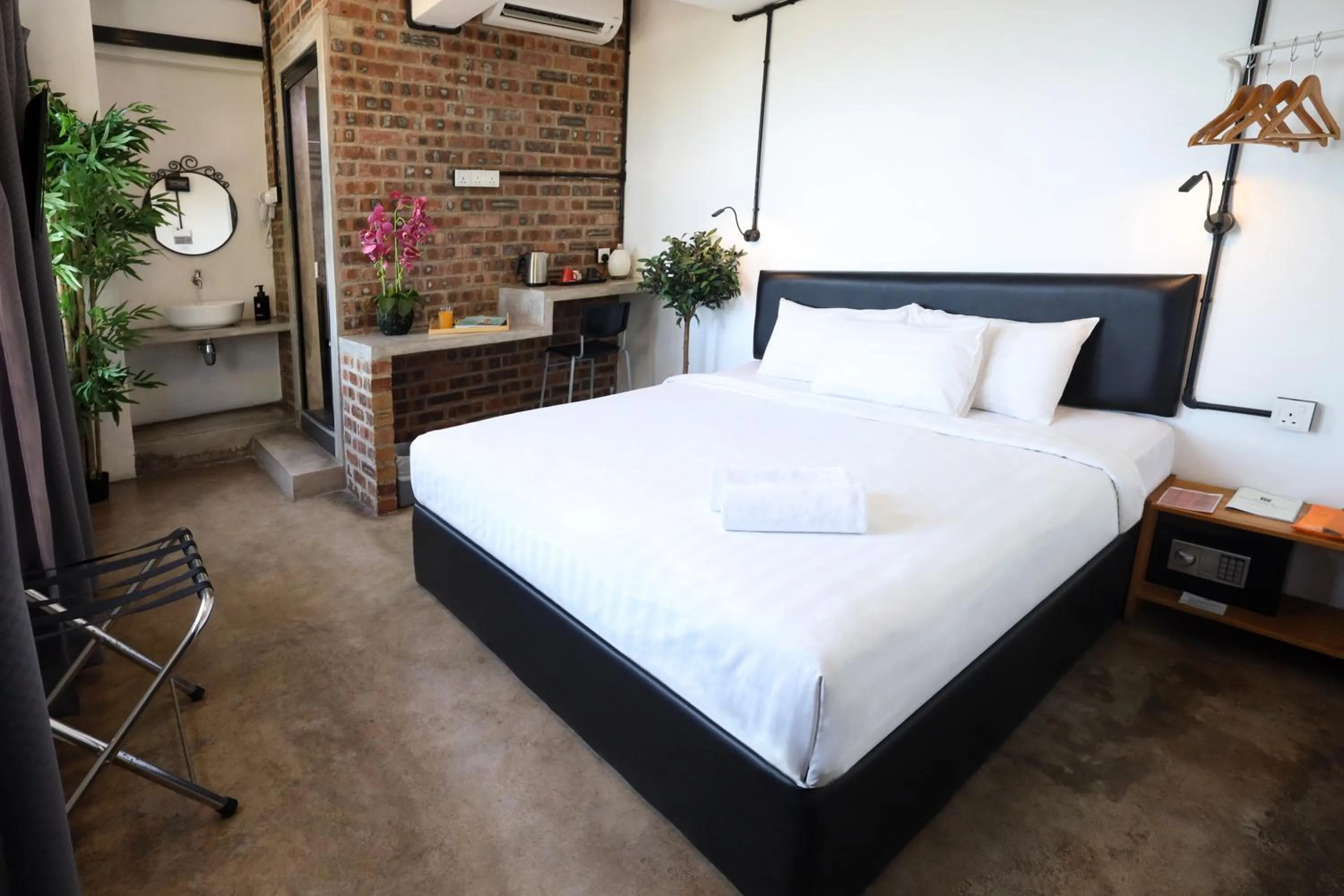 Photo of the whole room, Bed in Suite 18 Boutique Hotel