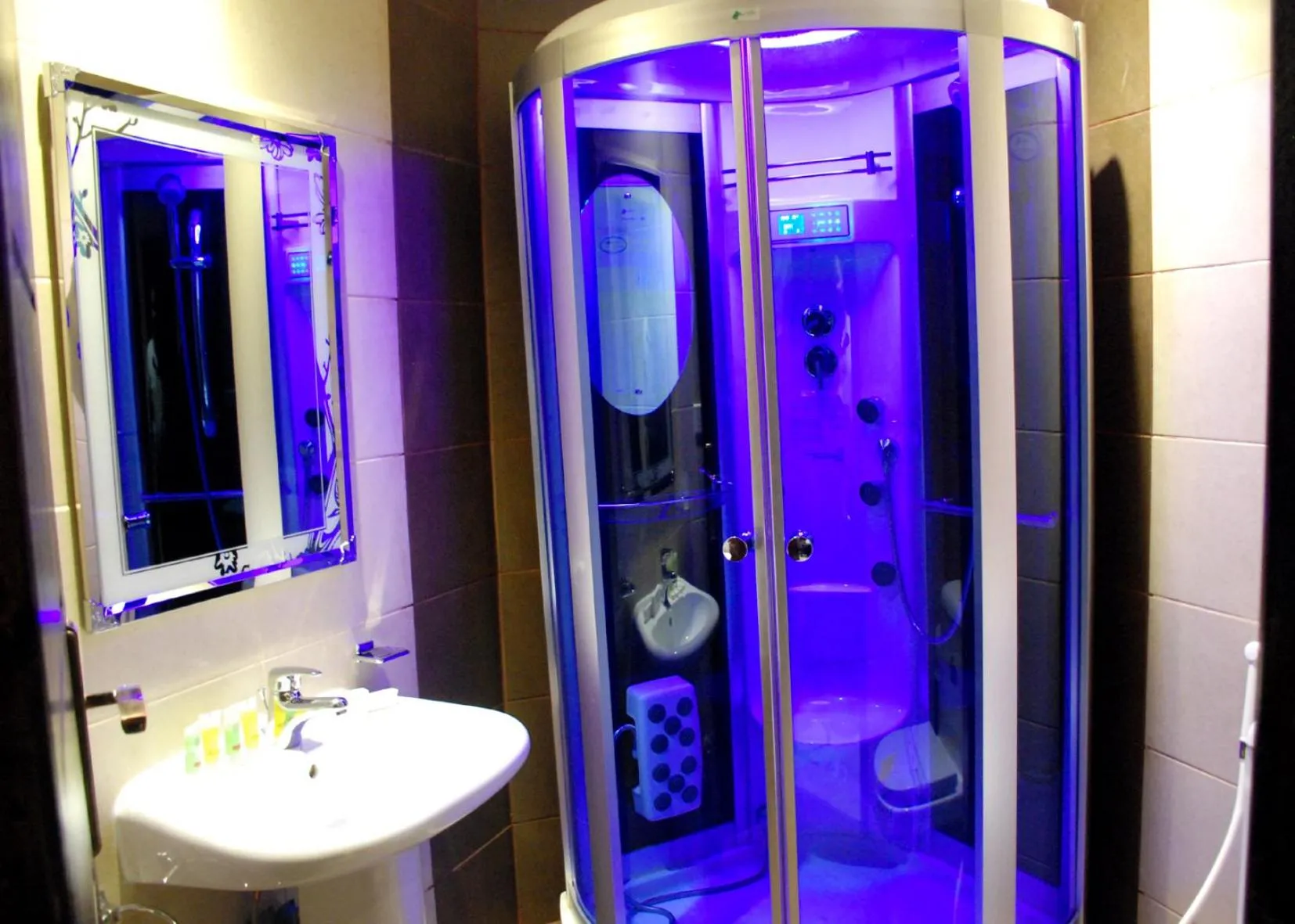 Toilet in Procare Apart hotel