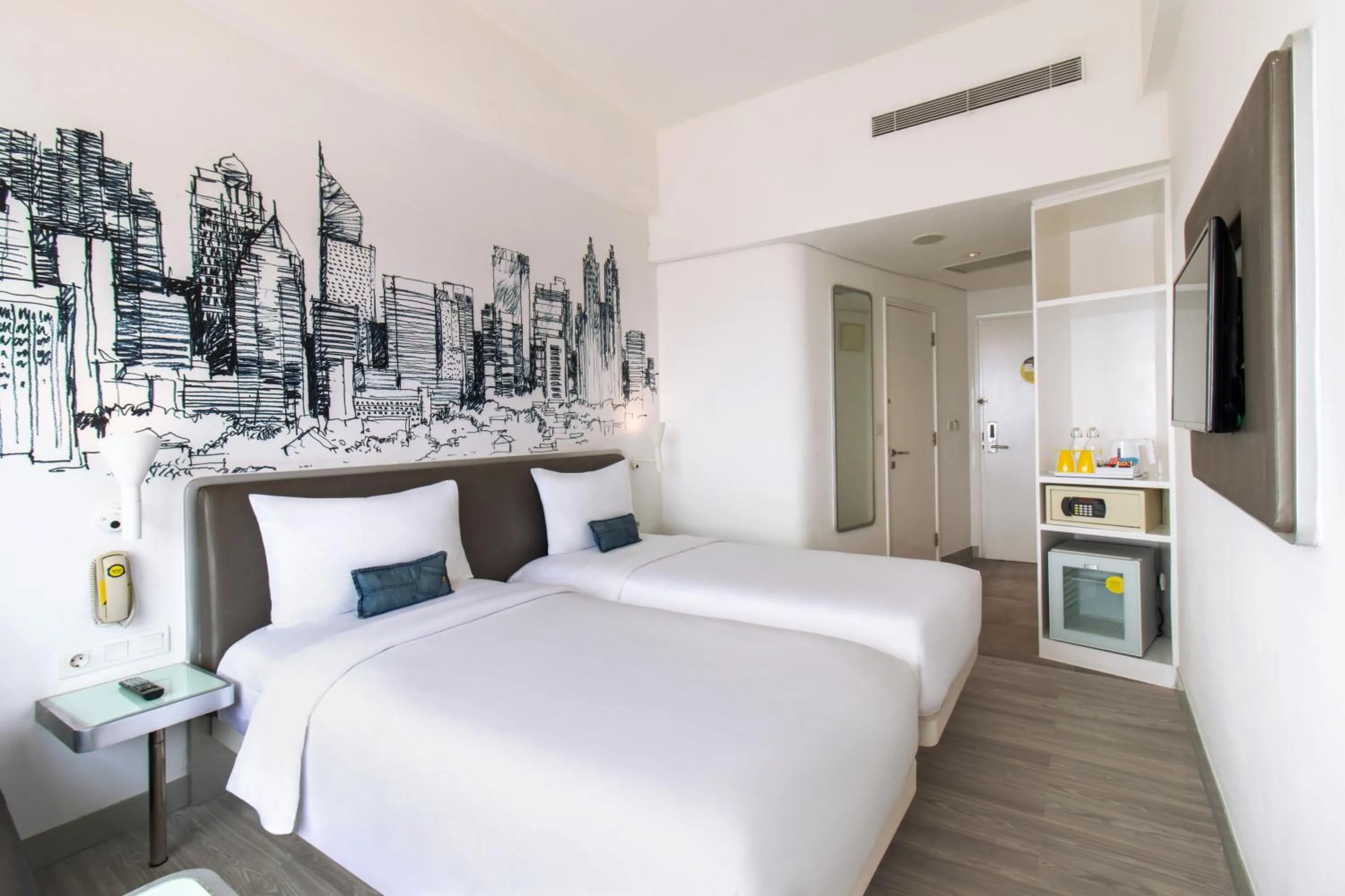 Bedroom, Bed in YELLO Hotel Harmoni
