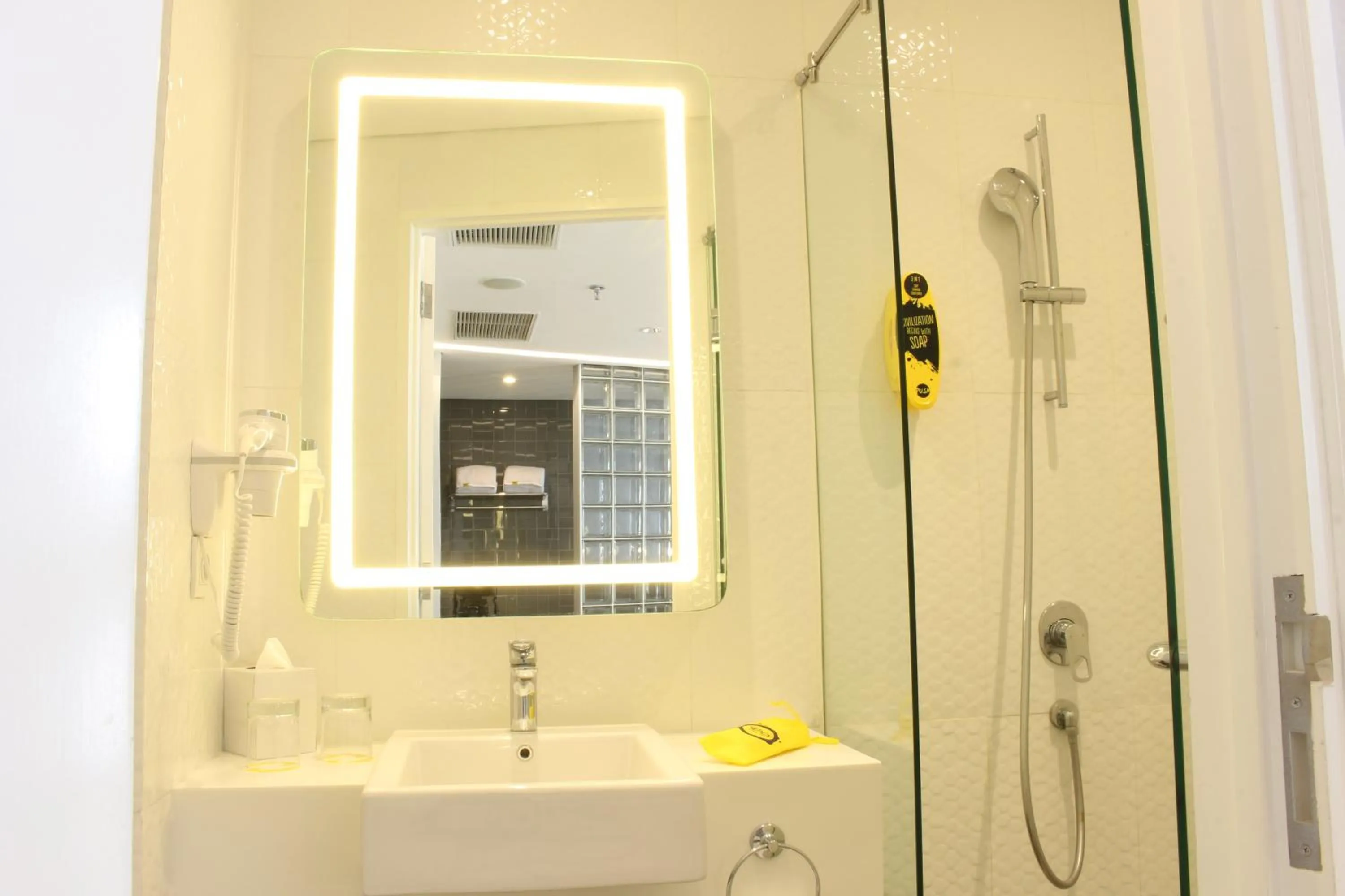 Shower in YELLO Hotel Harmoni