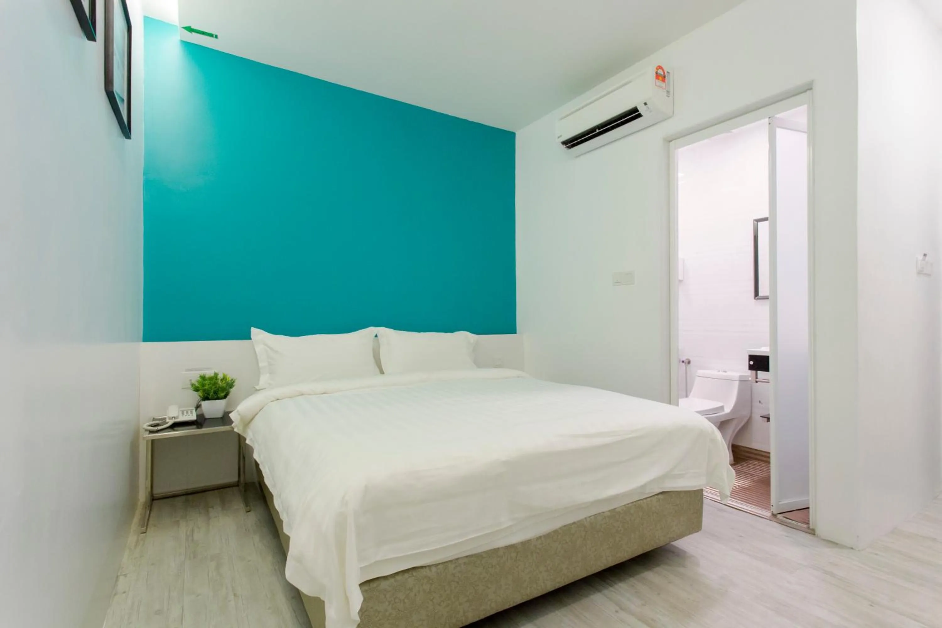 Bathroom, Bed in Aloha Hotel SDN BHD