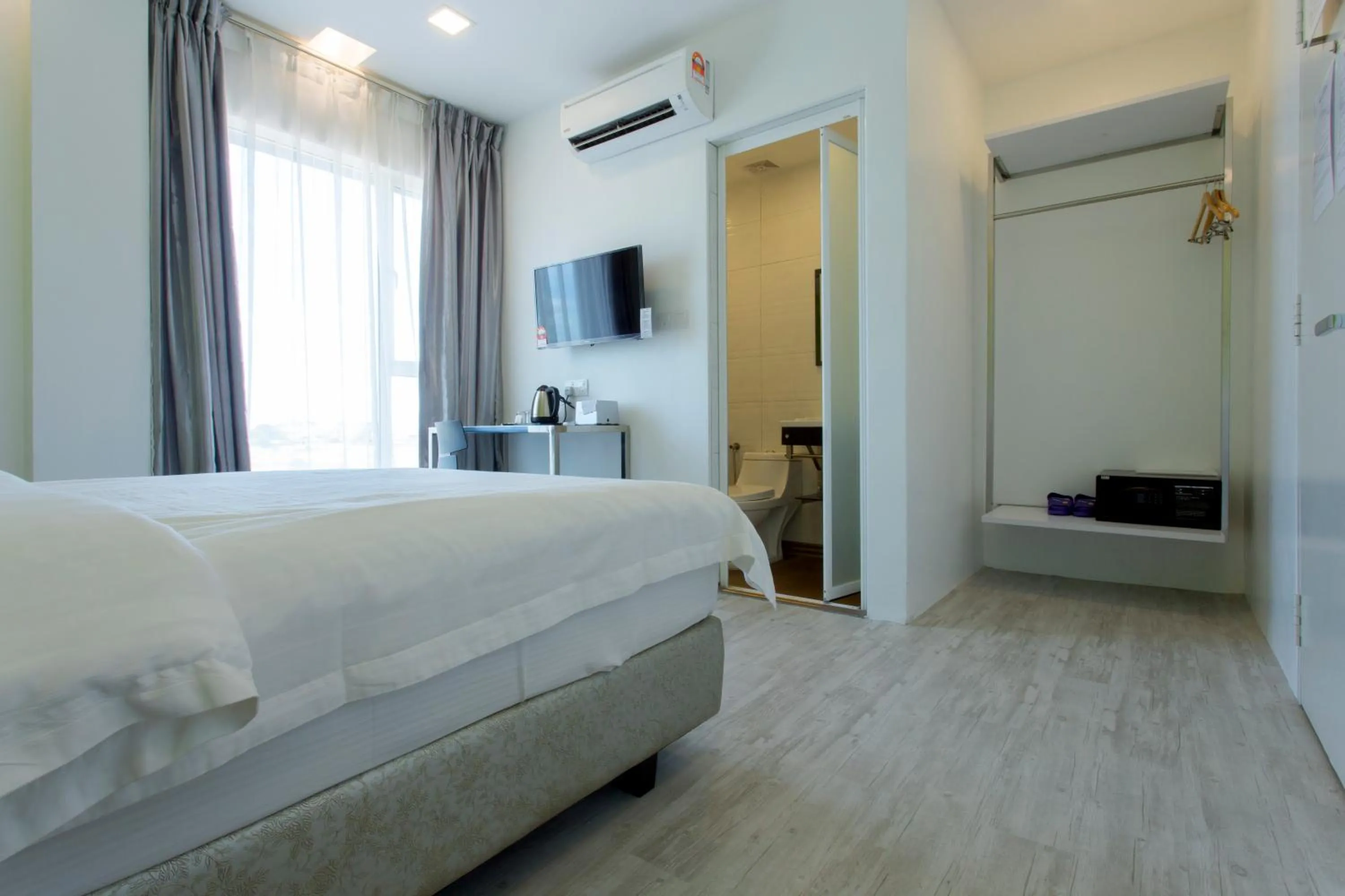 Bathroom, Bed in Aloha Hotel SDN BHD