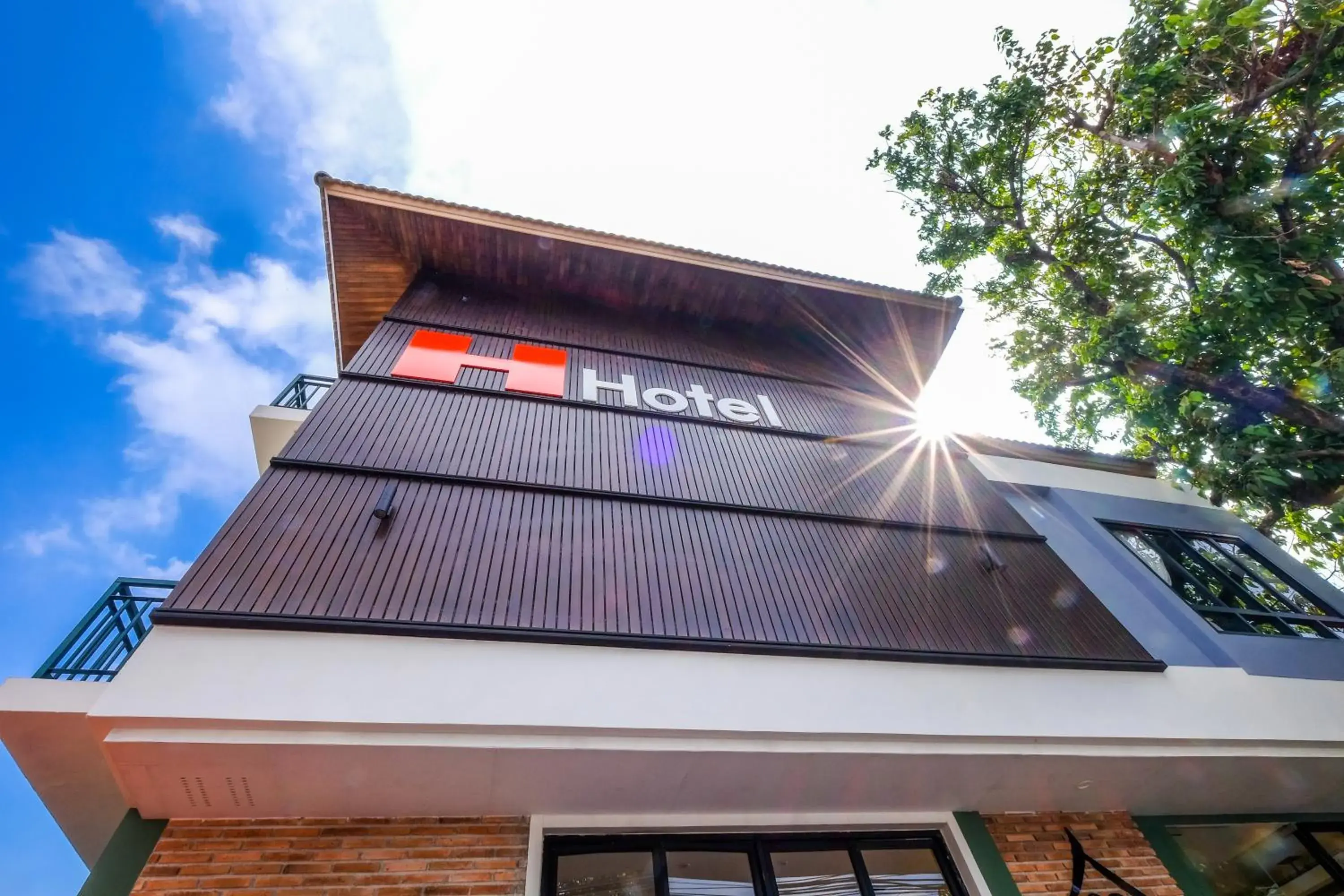 Facade/entrance in H Hotel Phrasing Facade/entrance in H Hotel Phrasing