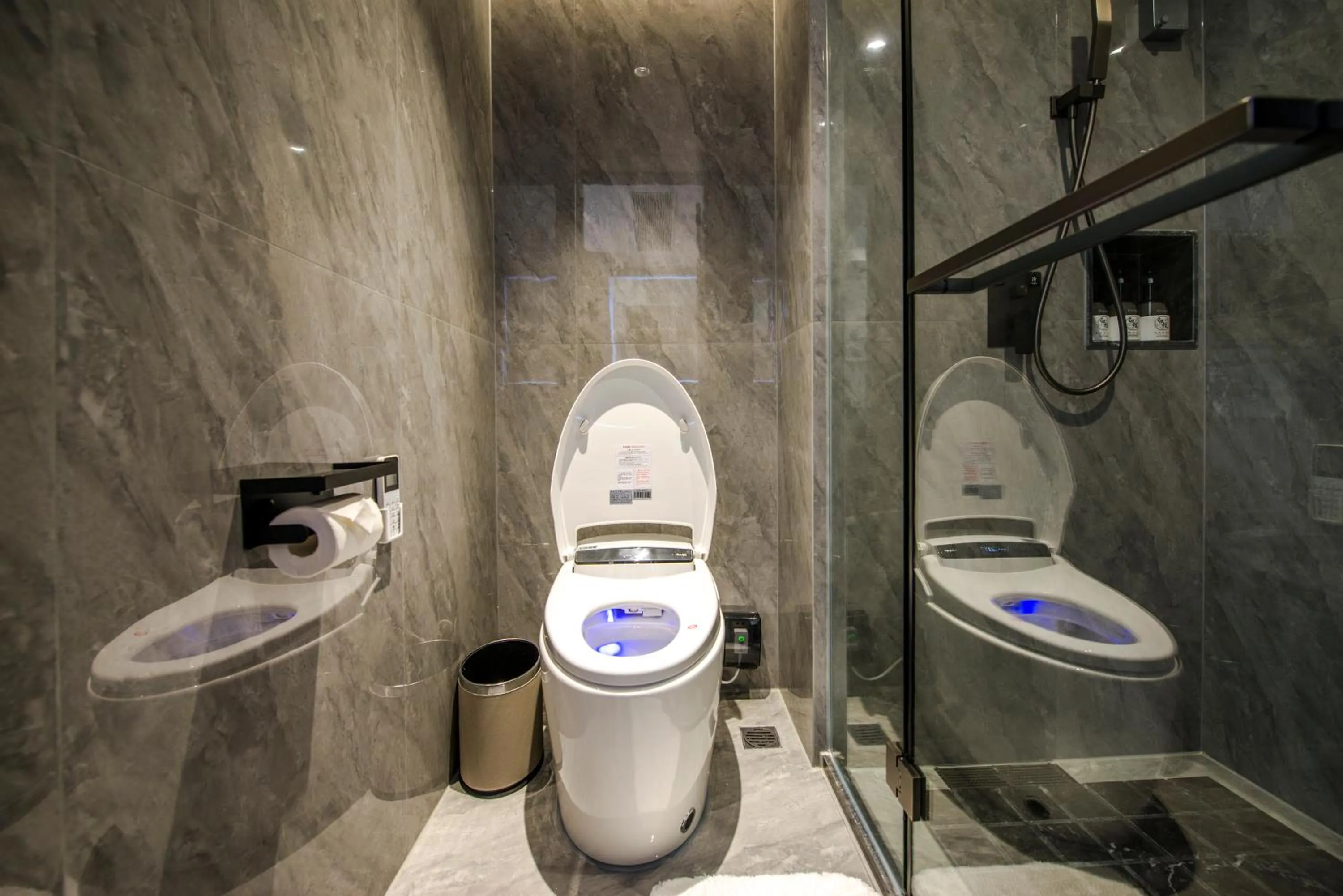 Shower in Yiwu Baide Theme Hotel