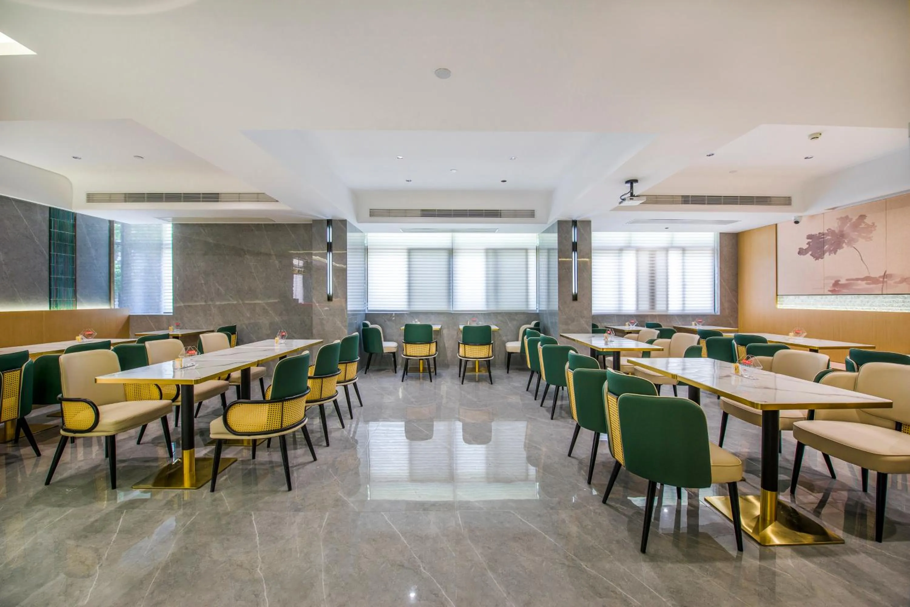 Restaurant/places to eat in Yiwu Baide Theme Hotel