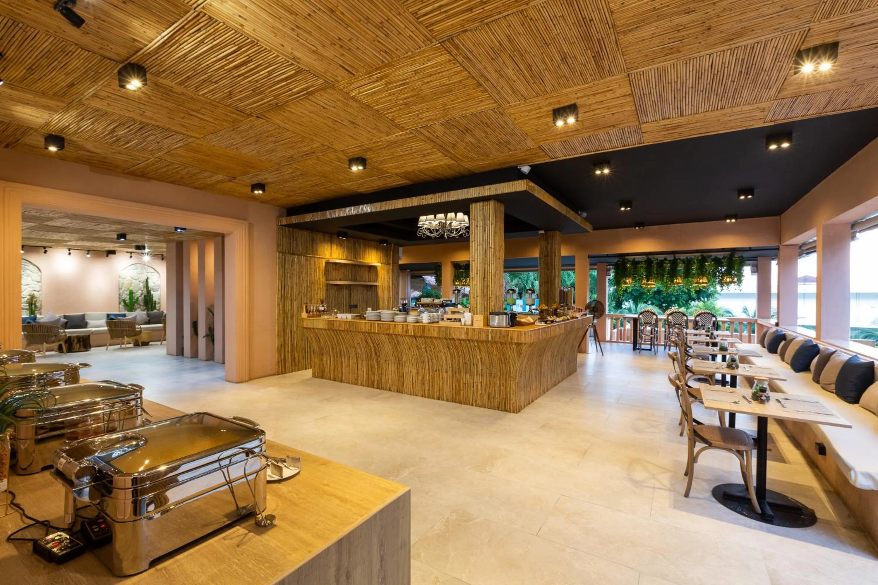 Restaurant/places to eat in Amala Grand Bleu Resort Hilltops - SHA