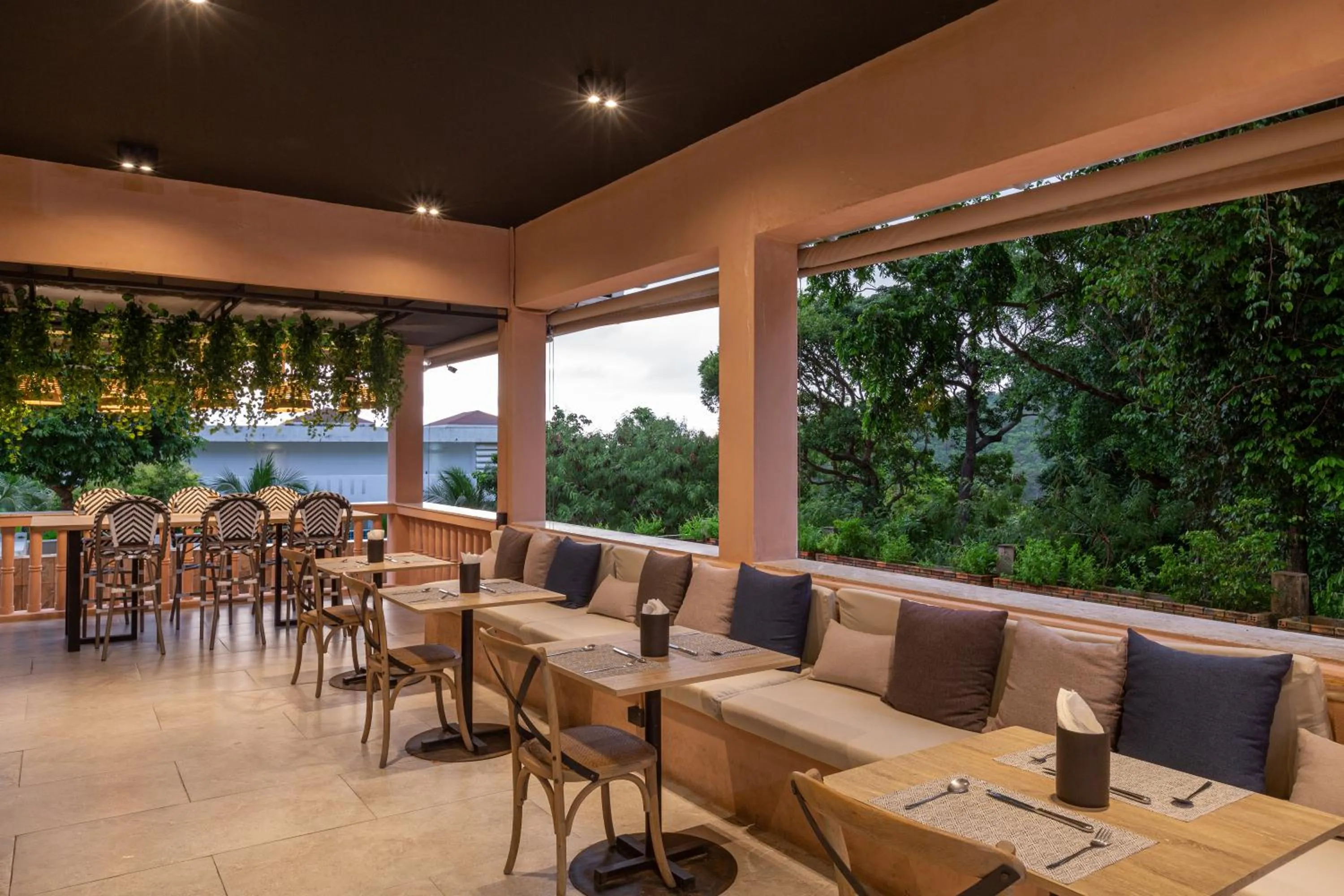 Restaurant/places to eat in Amala Grand Bleu Resort Hilltops - SHA