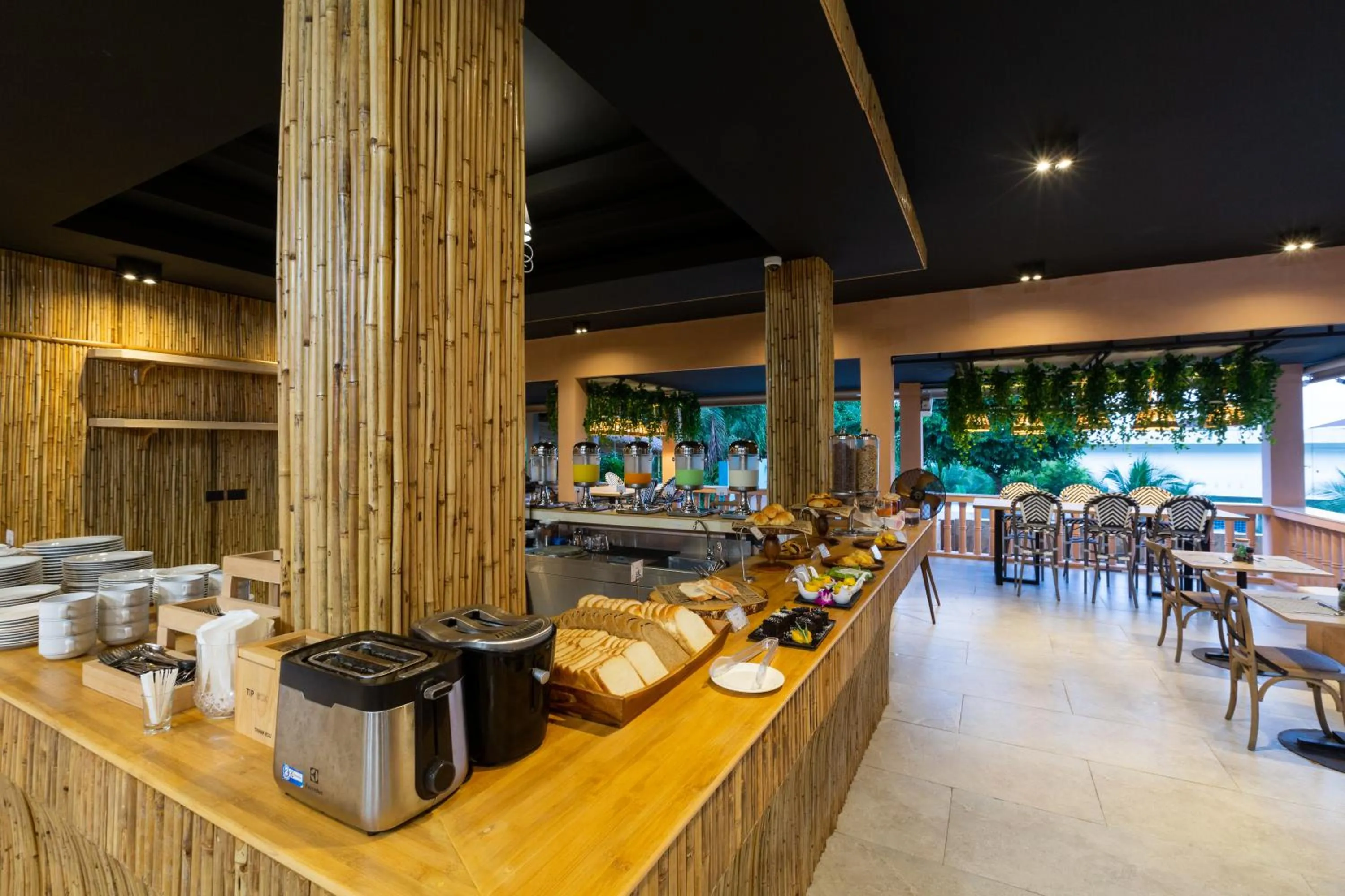 Restaurant/places to eat in Amala Grand Bleu Resort Hilltops - SHA