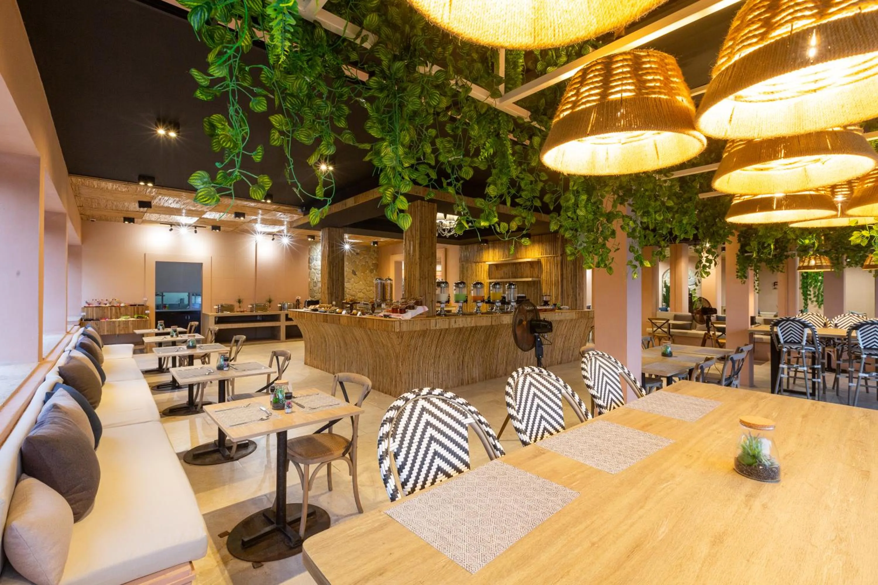 Restaurant/places to eat in Amala Grand Bleu Resort Hilltops - SHA