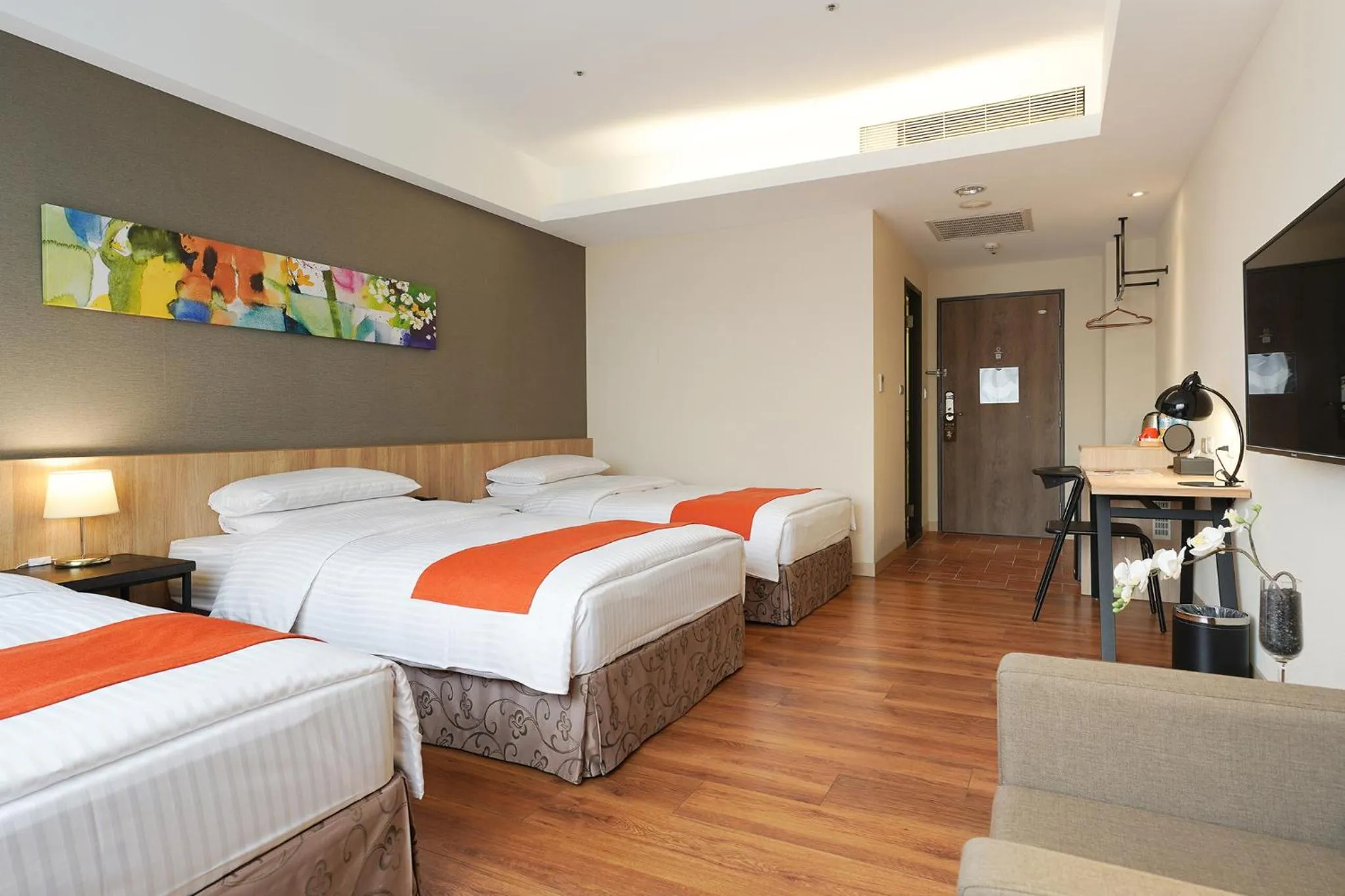 Photo of the whole room, Bed in Hoya Resort Hotel Kaohsiung