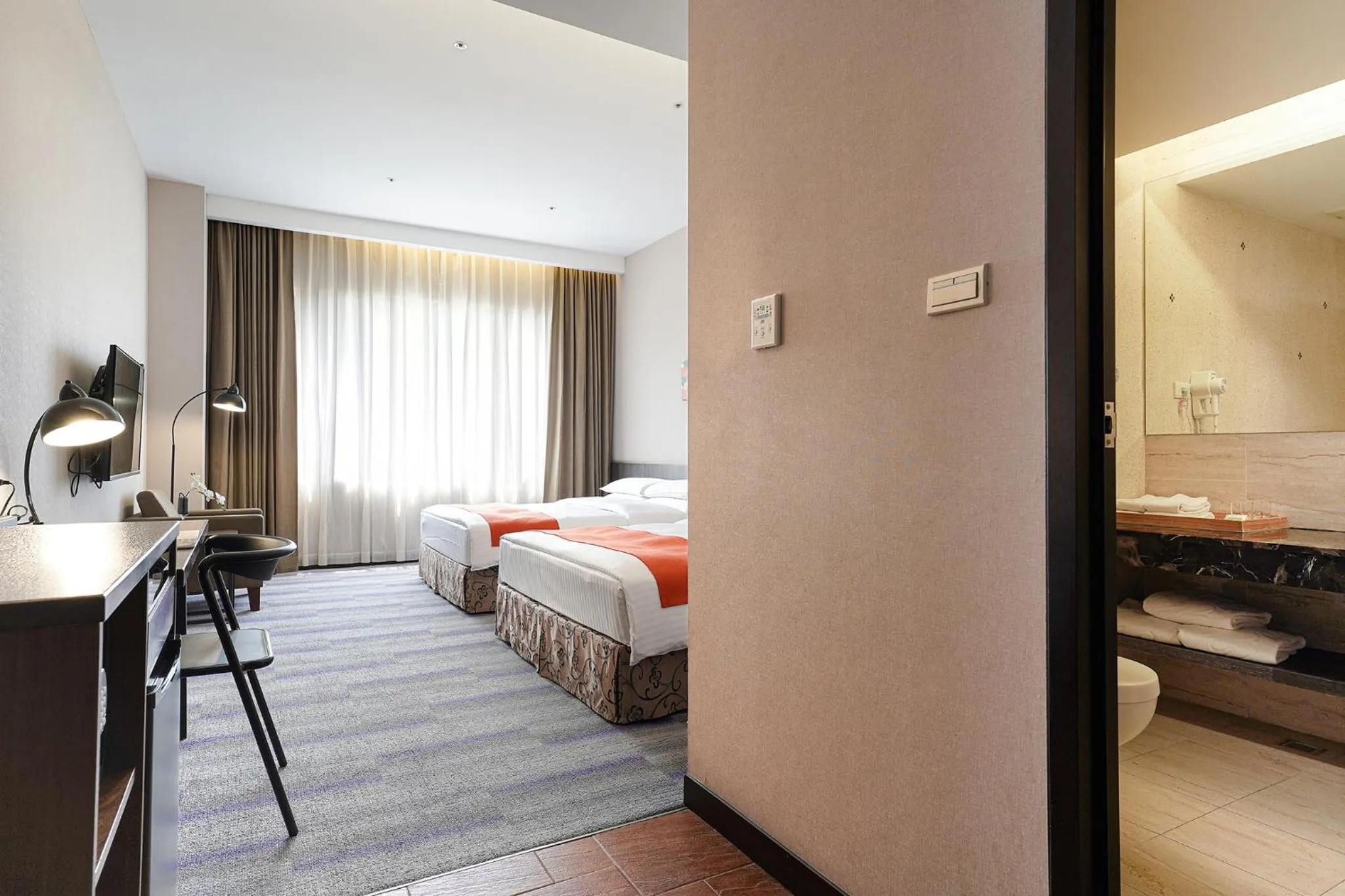 Photo of the whole room, Bed in Hoya Resort Hotel Kaohsiung