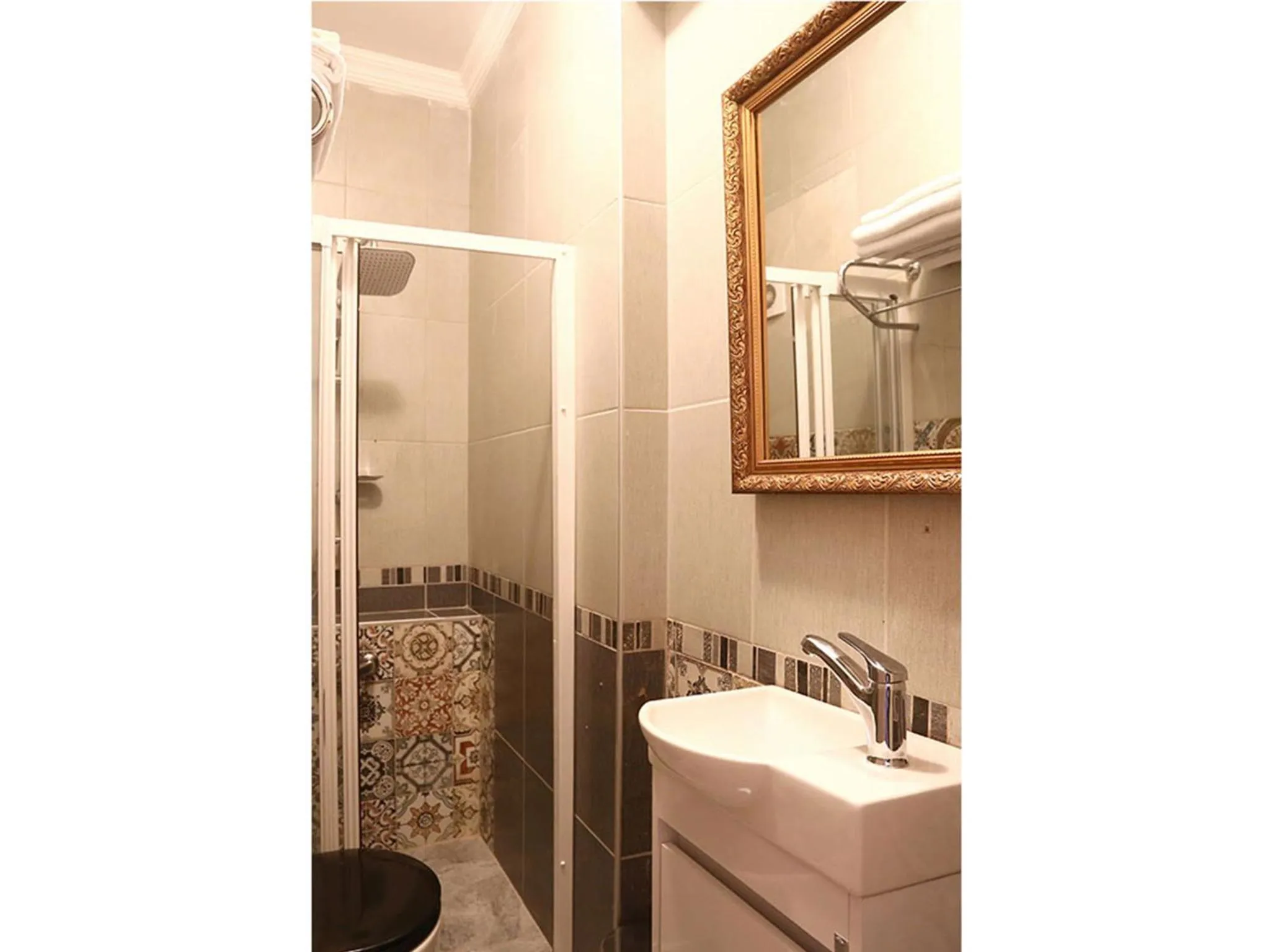 Shower in Taksim Green Star Hotel