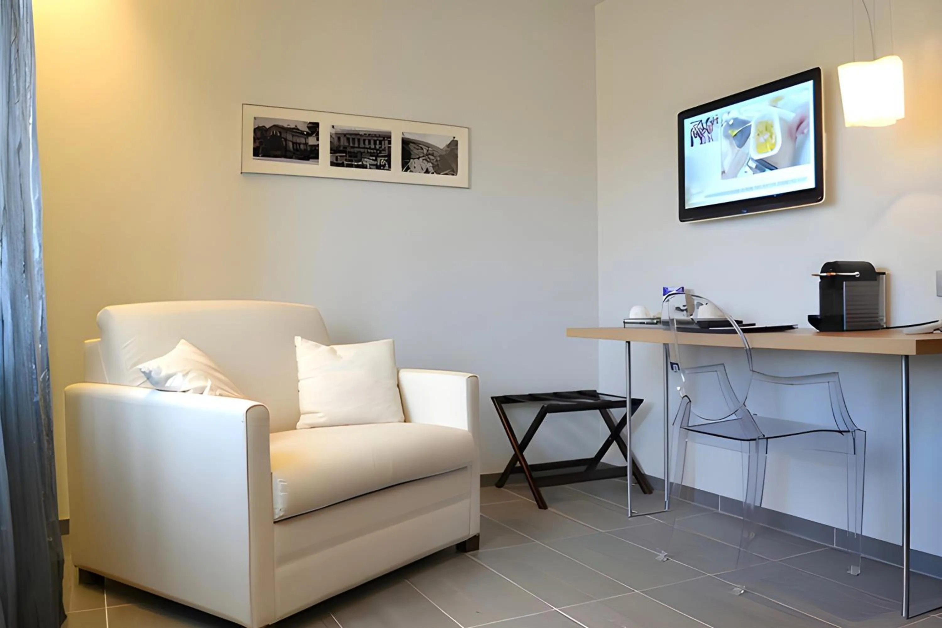 TV and multimedia in Hôtel-Restaurant L'Auberge