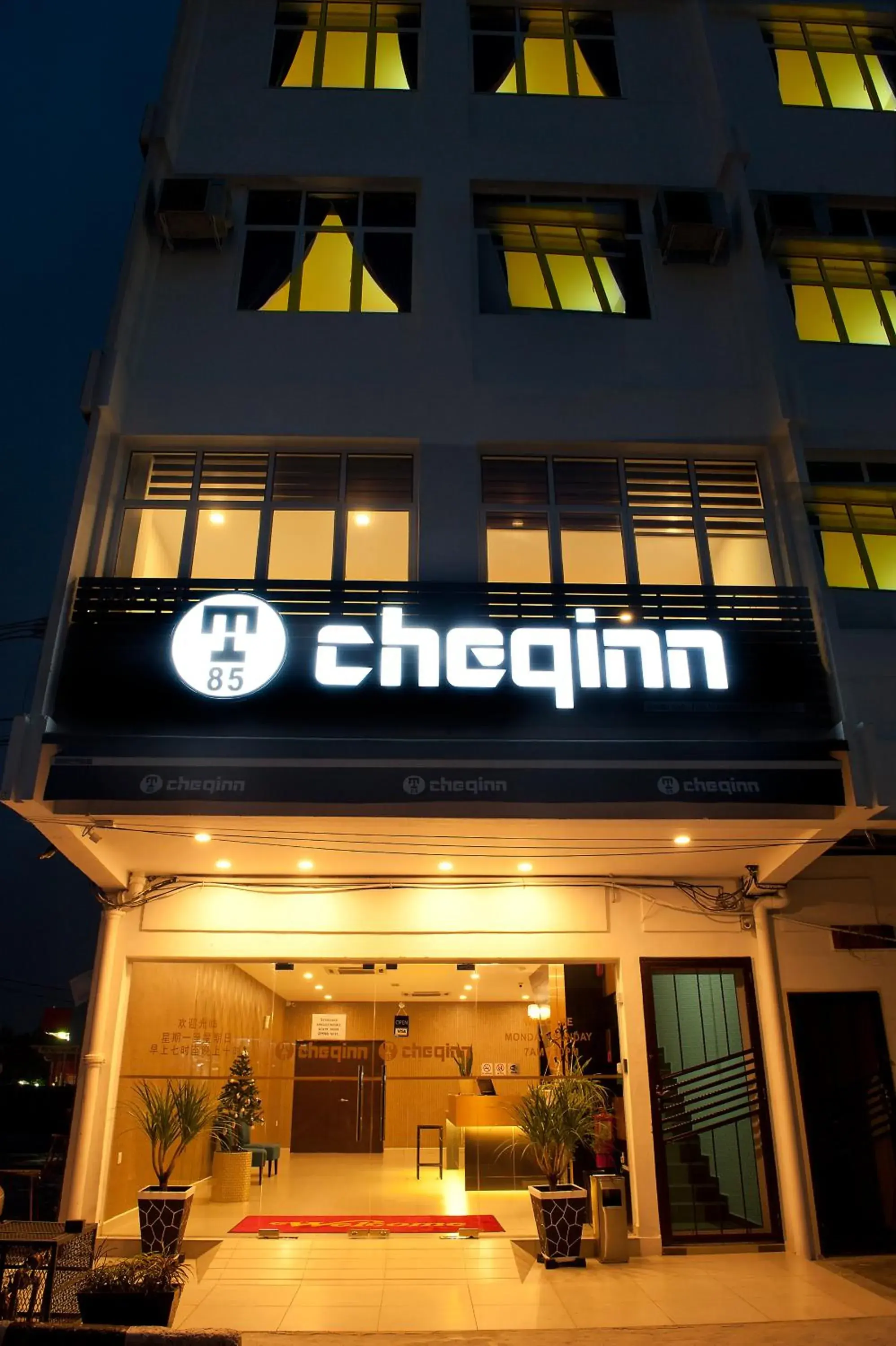 Property building in Hotel Cheqinn Property building in Hotel Cheqinn