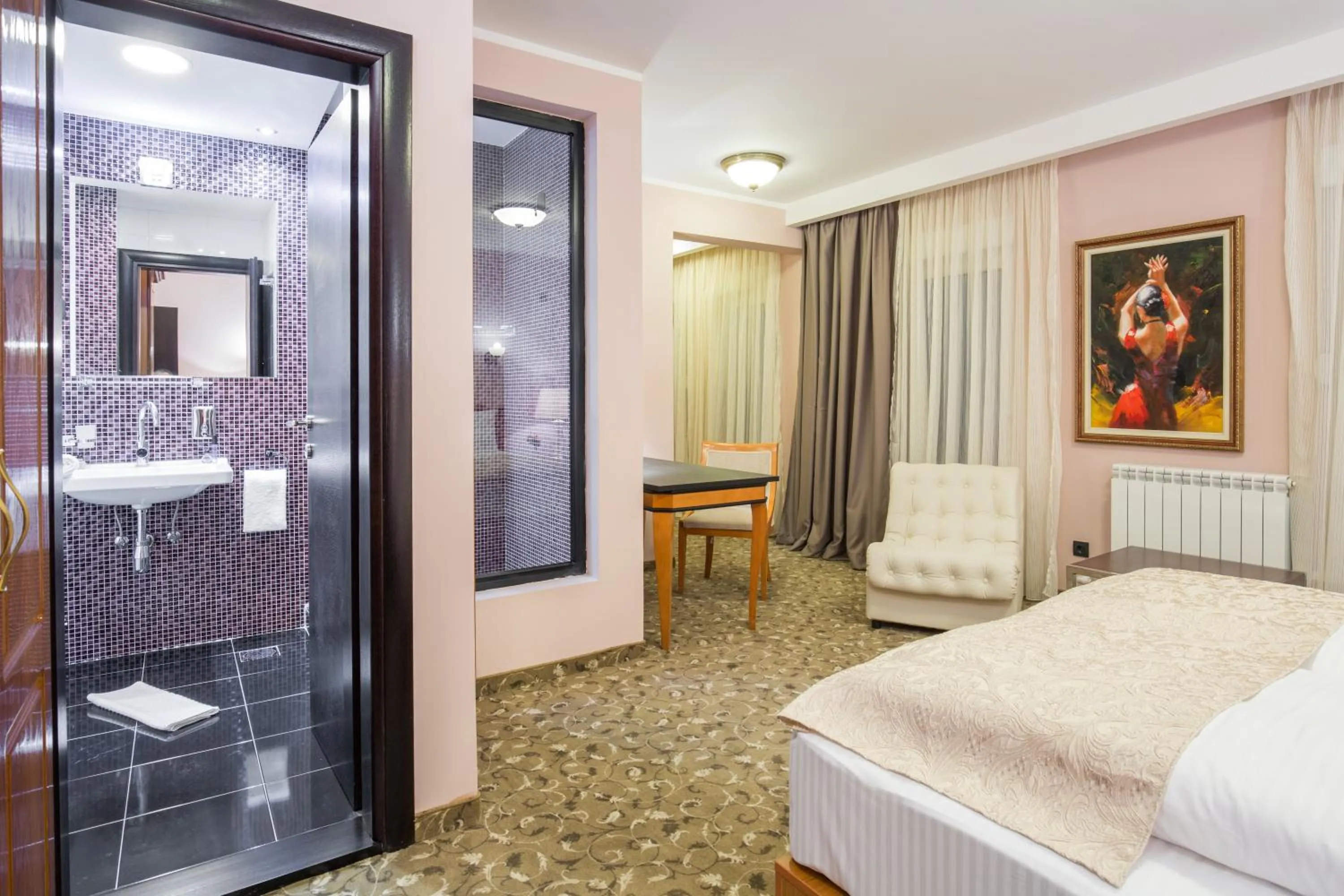 Bathroom, Bed in Hotel Sterling Garni