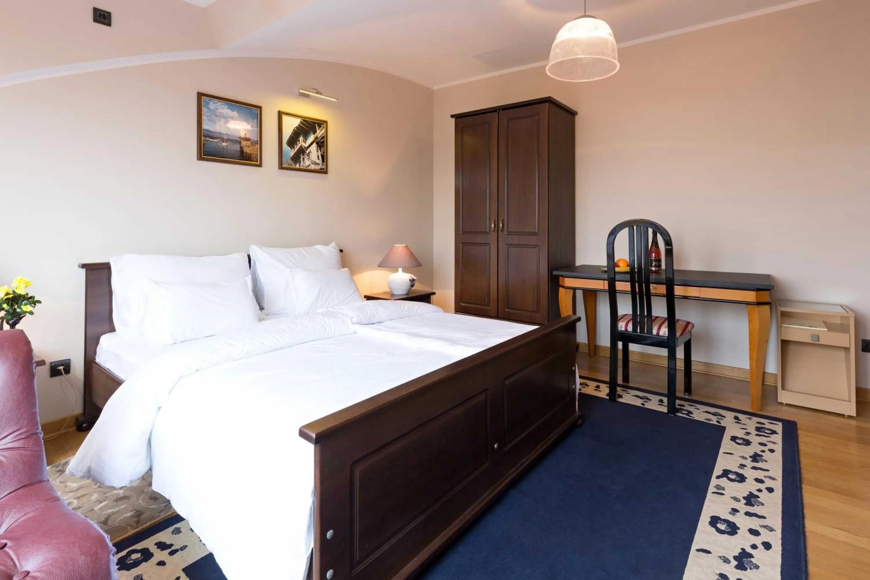 Bedroom, Bed in Hotel Sterling Garni