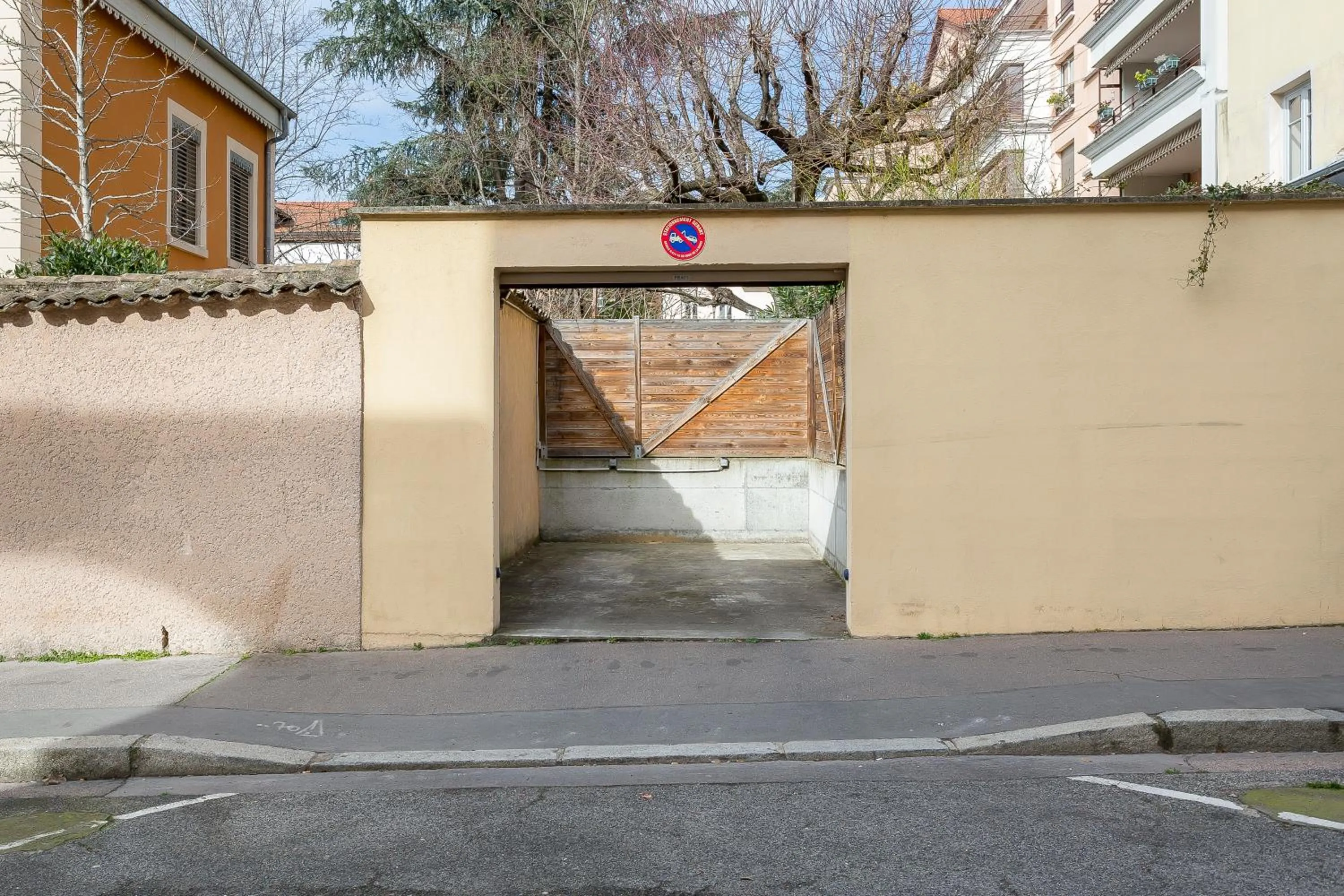 Property building in LE JACQUARD Garage Lyon Centre pour 2 à 8 pers