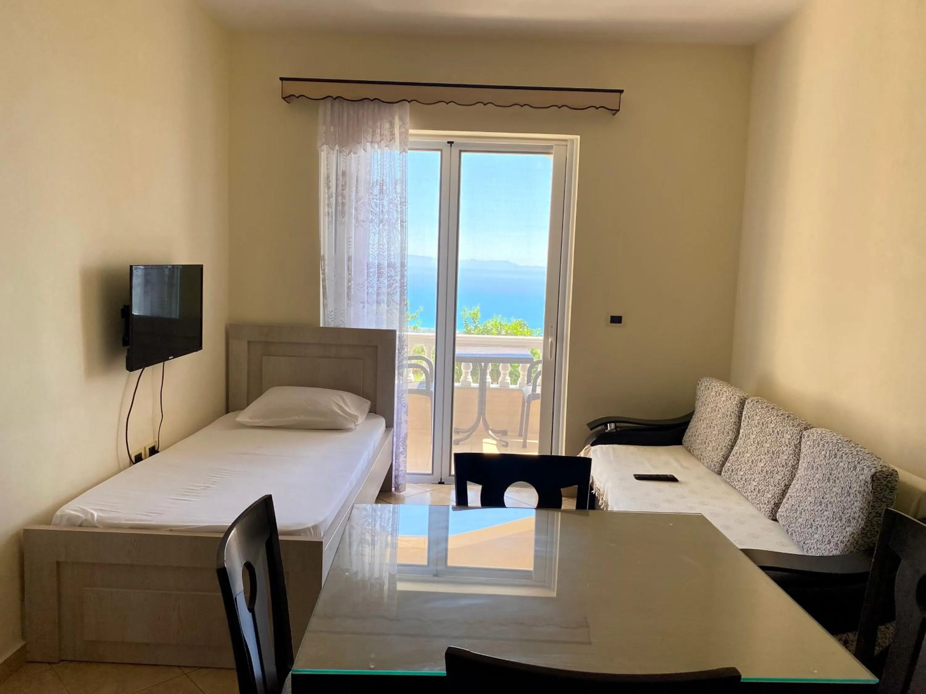 Living room, Bed in OniRana Apartments