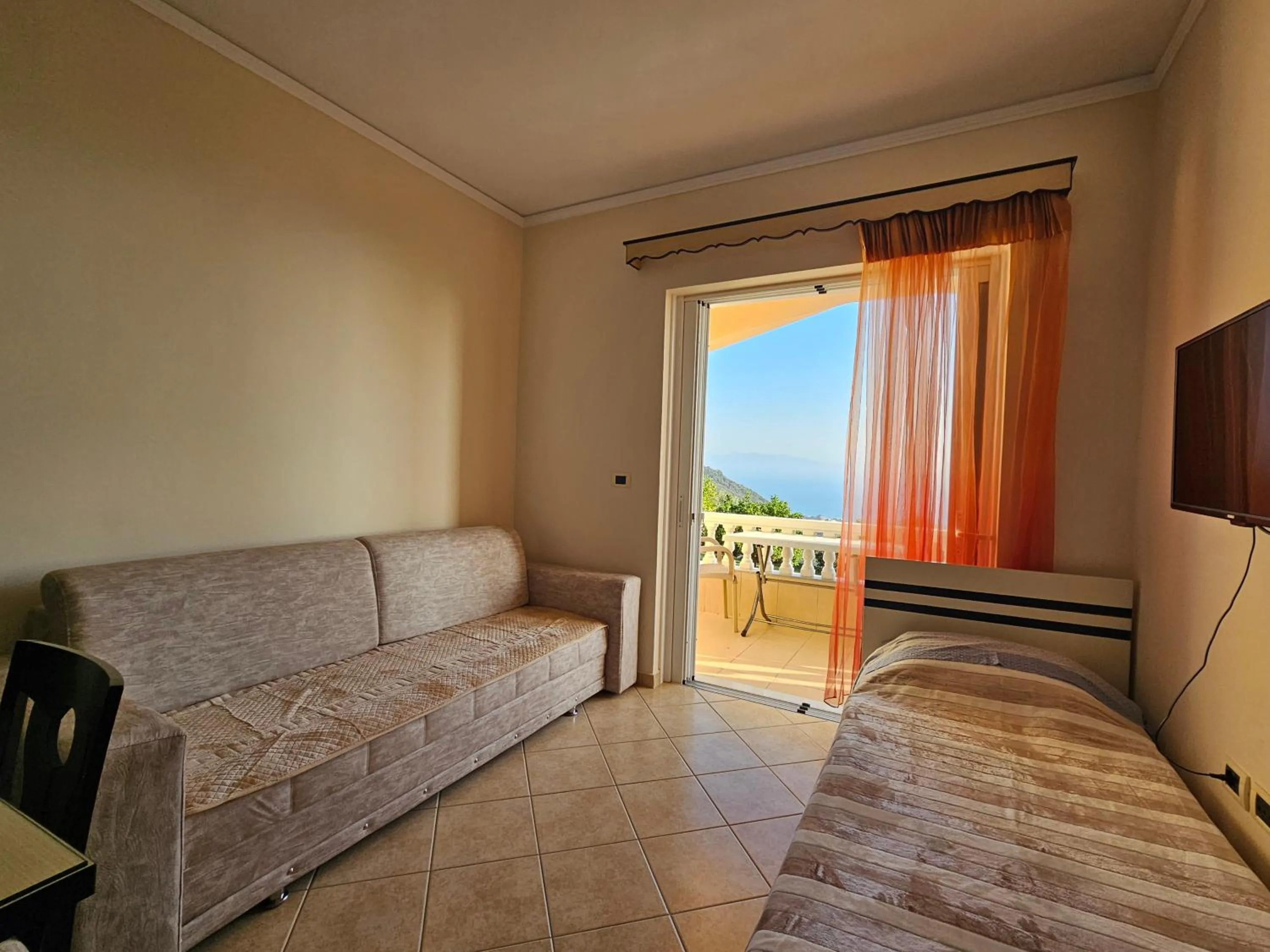 Living room, Bed in OniRana Apartments