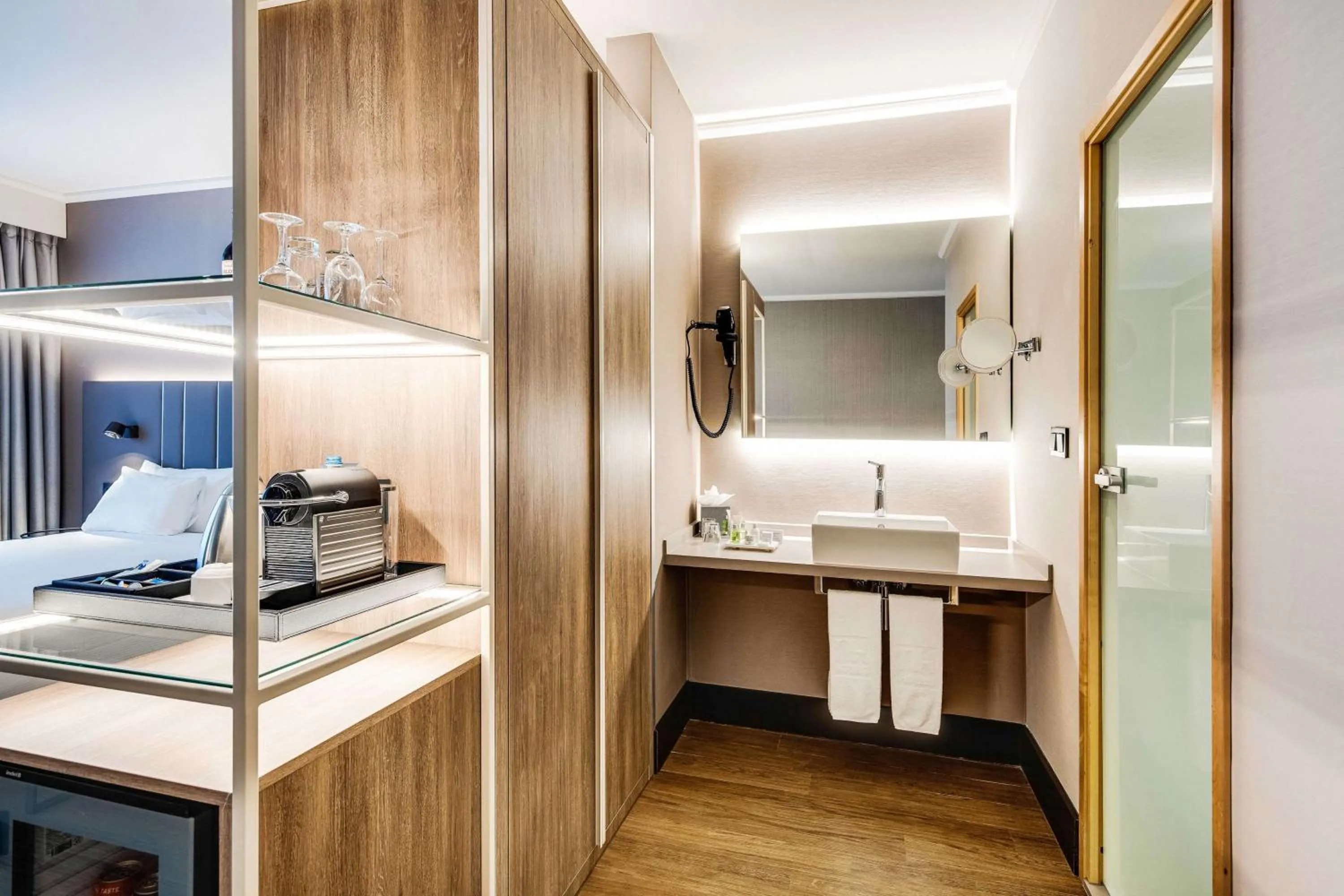 Bathroom, Bed in NH Brussels Airport