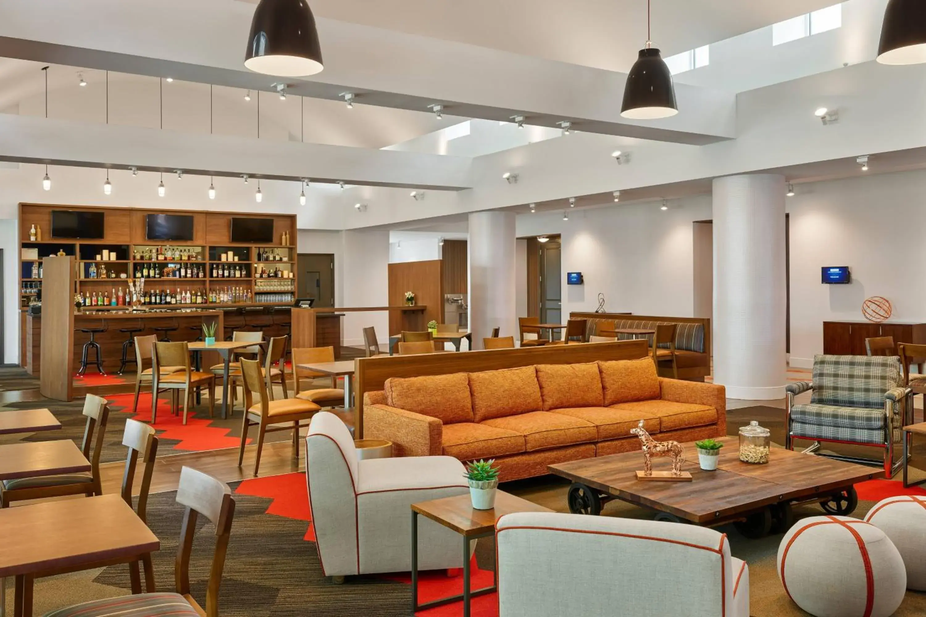 Lounge or bar in Four Points by Sheraton Dallas Fort Worth Airport North Lounge or bar in Four Points by Sheraton Dallas Fort Worth Airport North