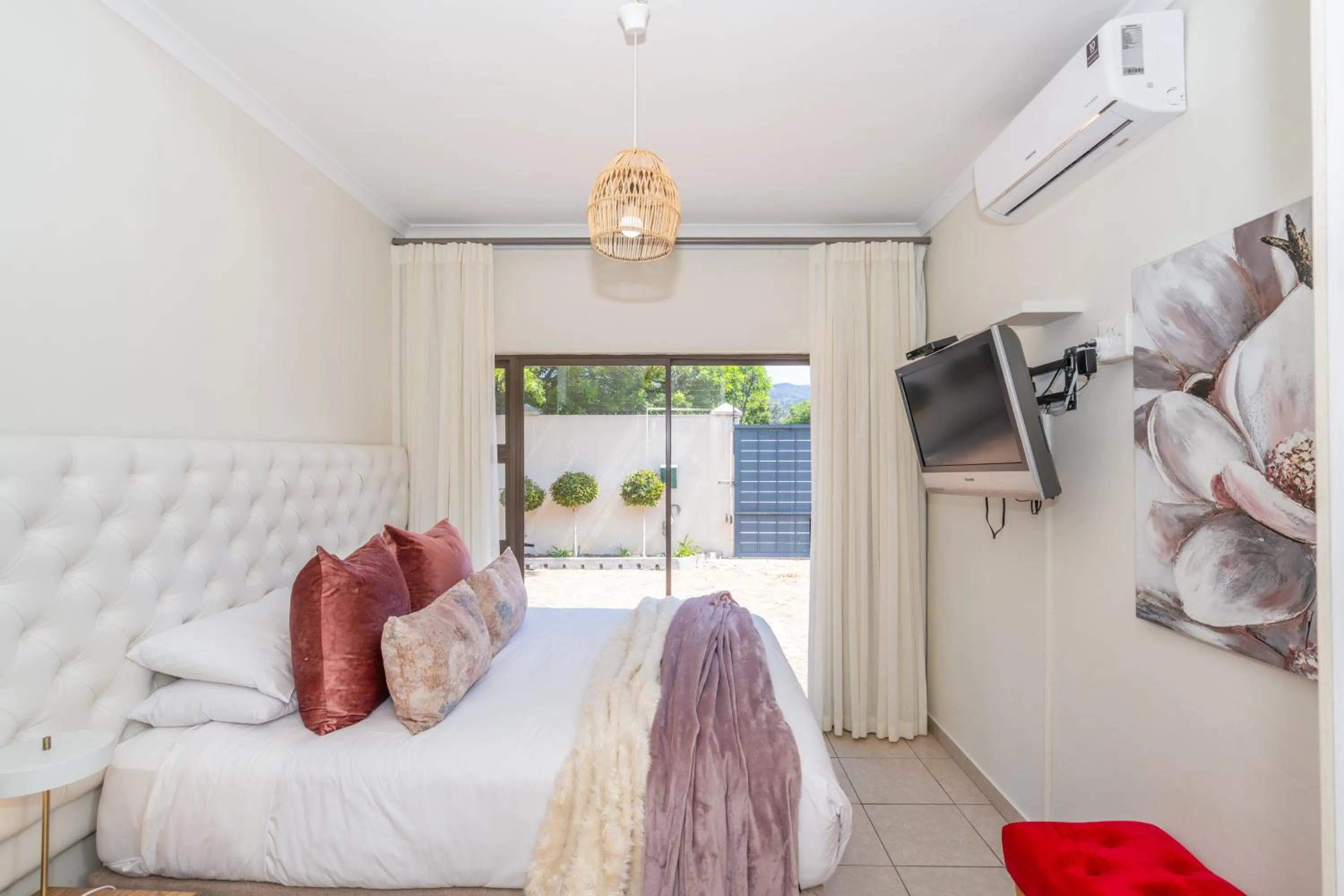 TV and multimedia in 2 On Lismore Guesthouse