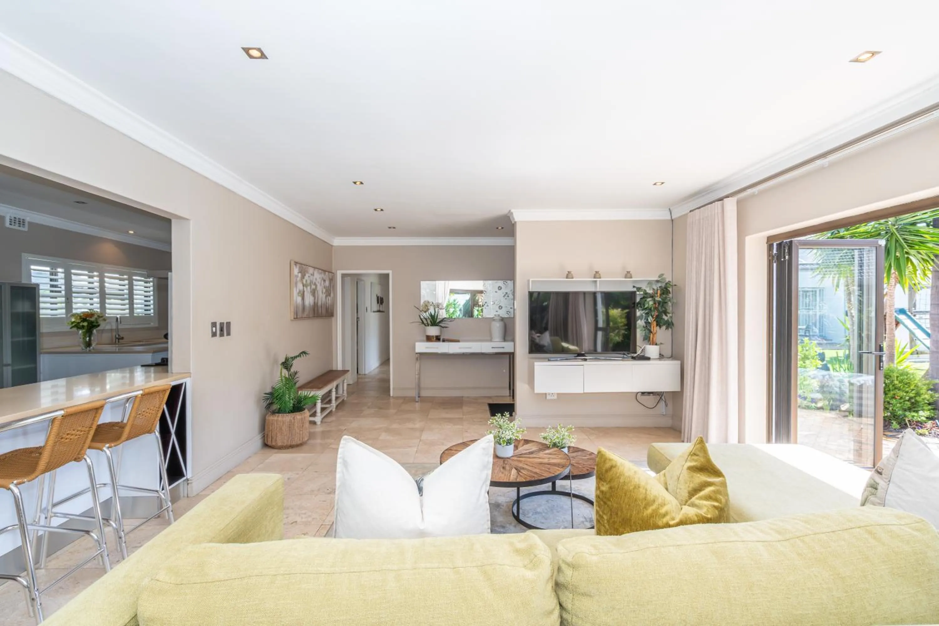 TV and multimedia in 2 On Lismore Guesthouse