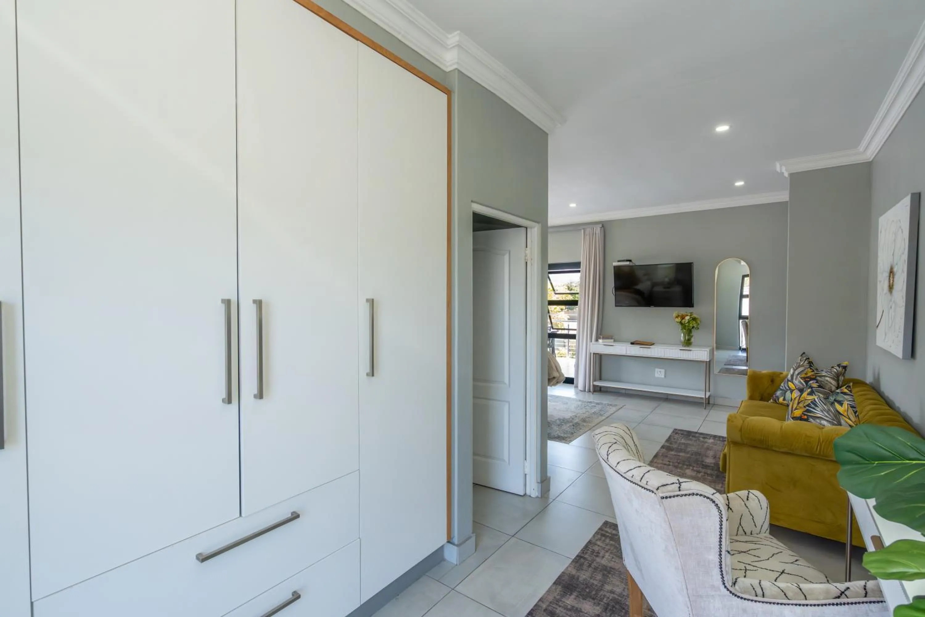 wardrobe in 2 On Lismore Guesthouse