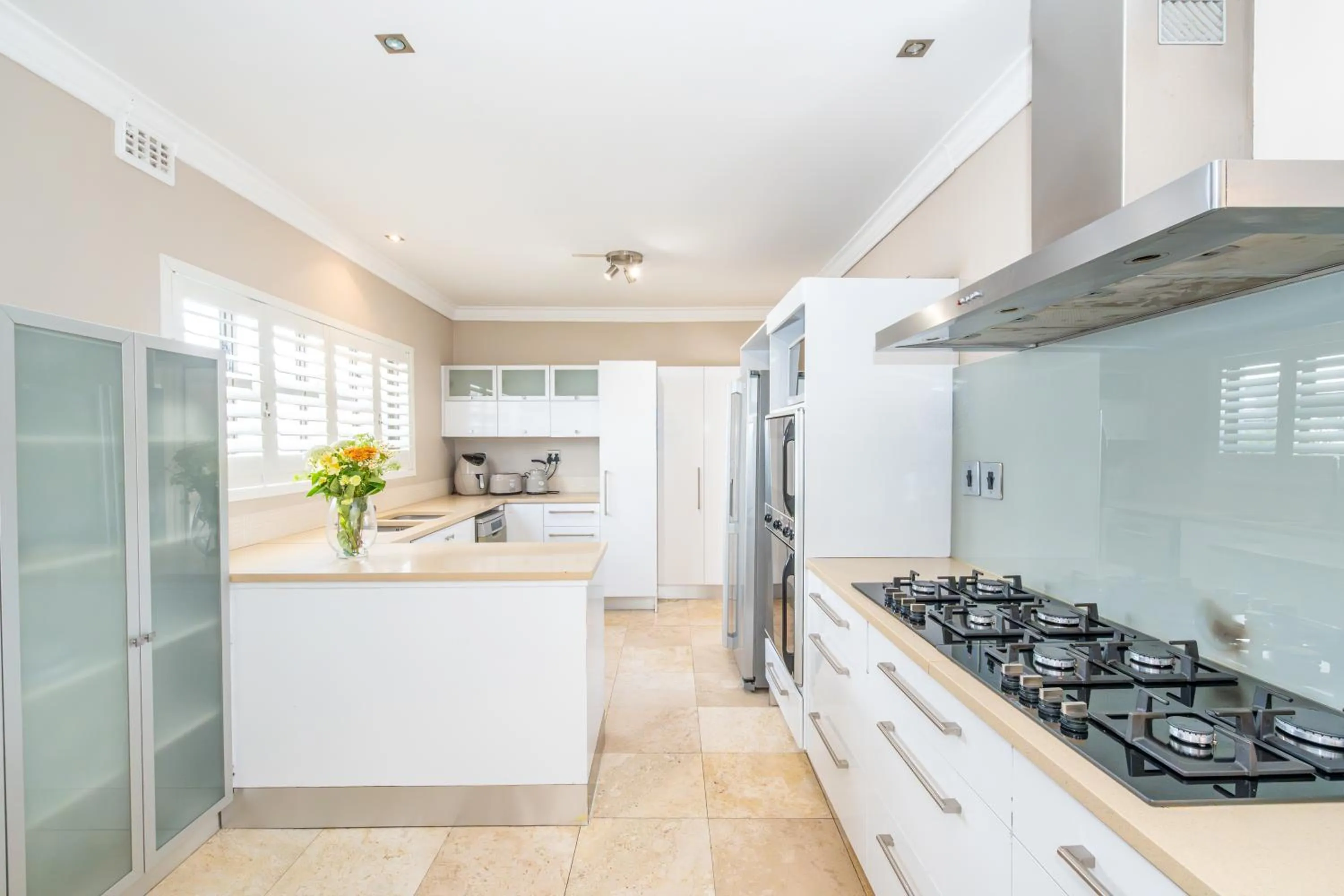 Kitchen or kitchenette in 2 On Lismore Guesthouse