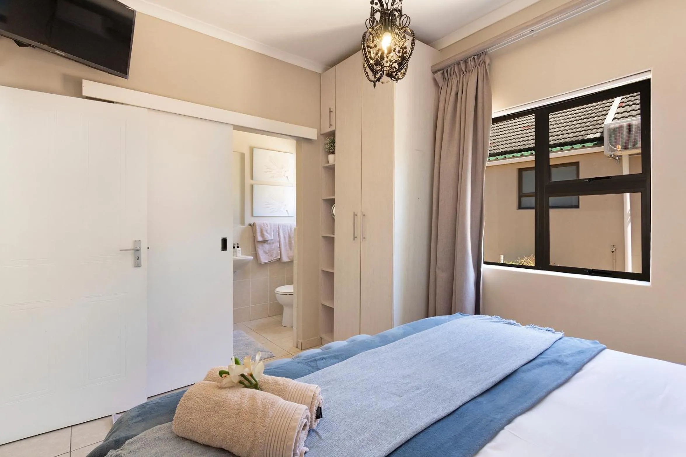 Three-Bedroom Apartment in 2 On Lismore Guesthouse