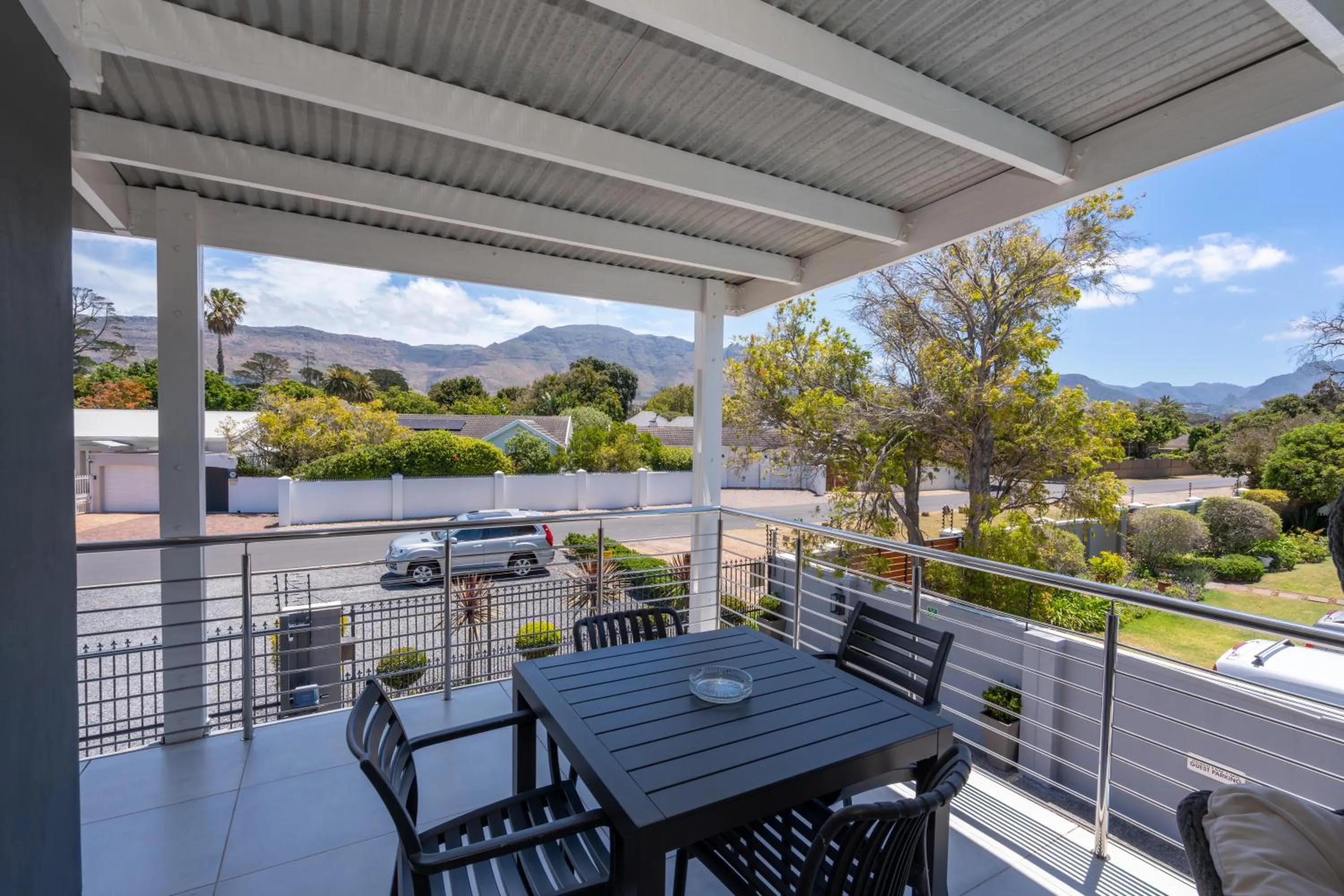Patio in 2 On Lismore Guesthouse