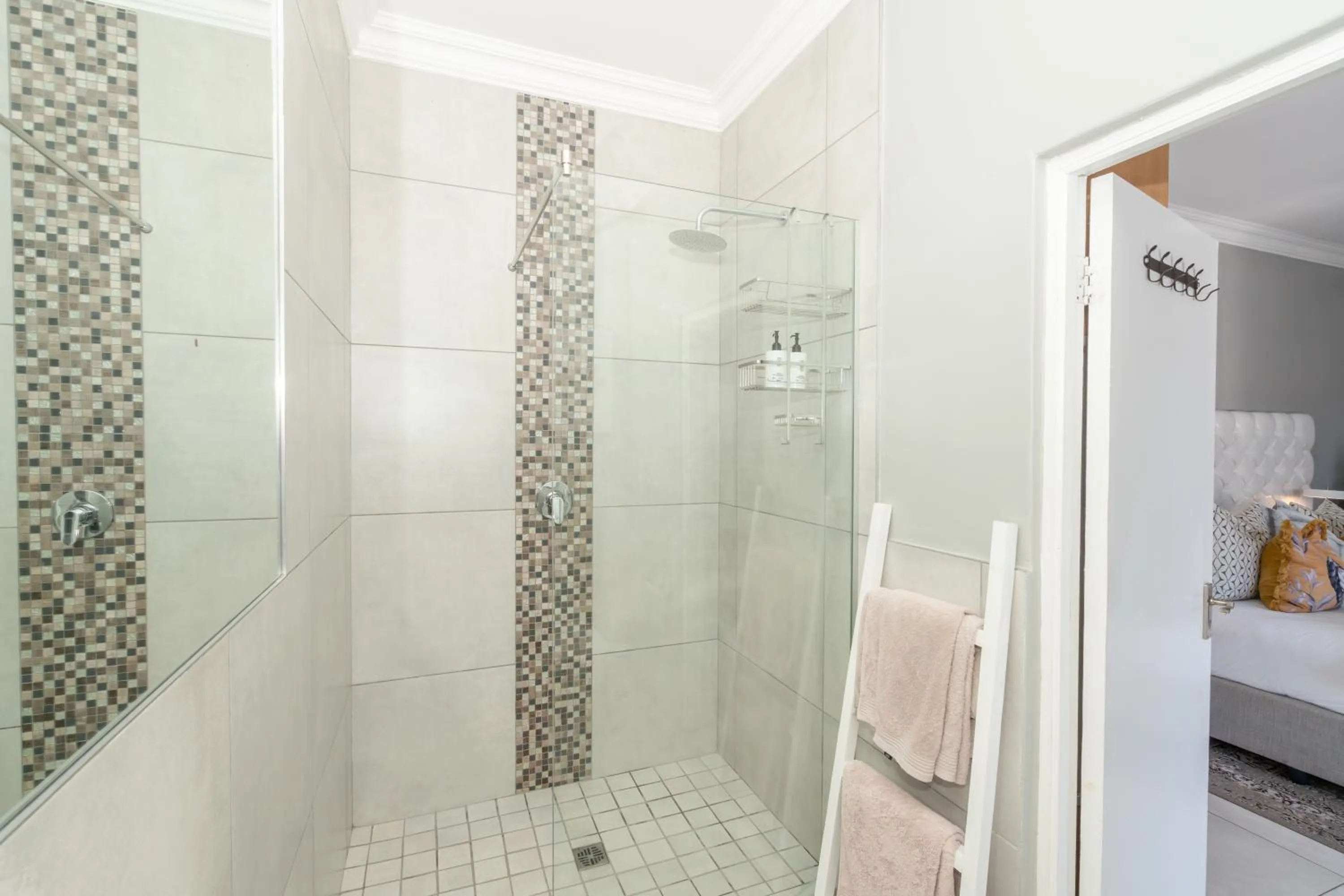 Shower in 2 On Lismore Guesthouse