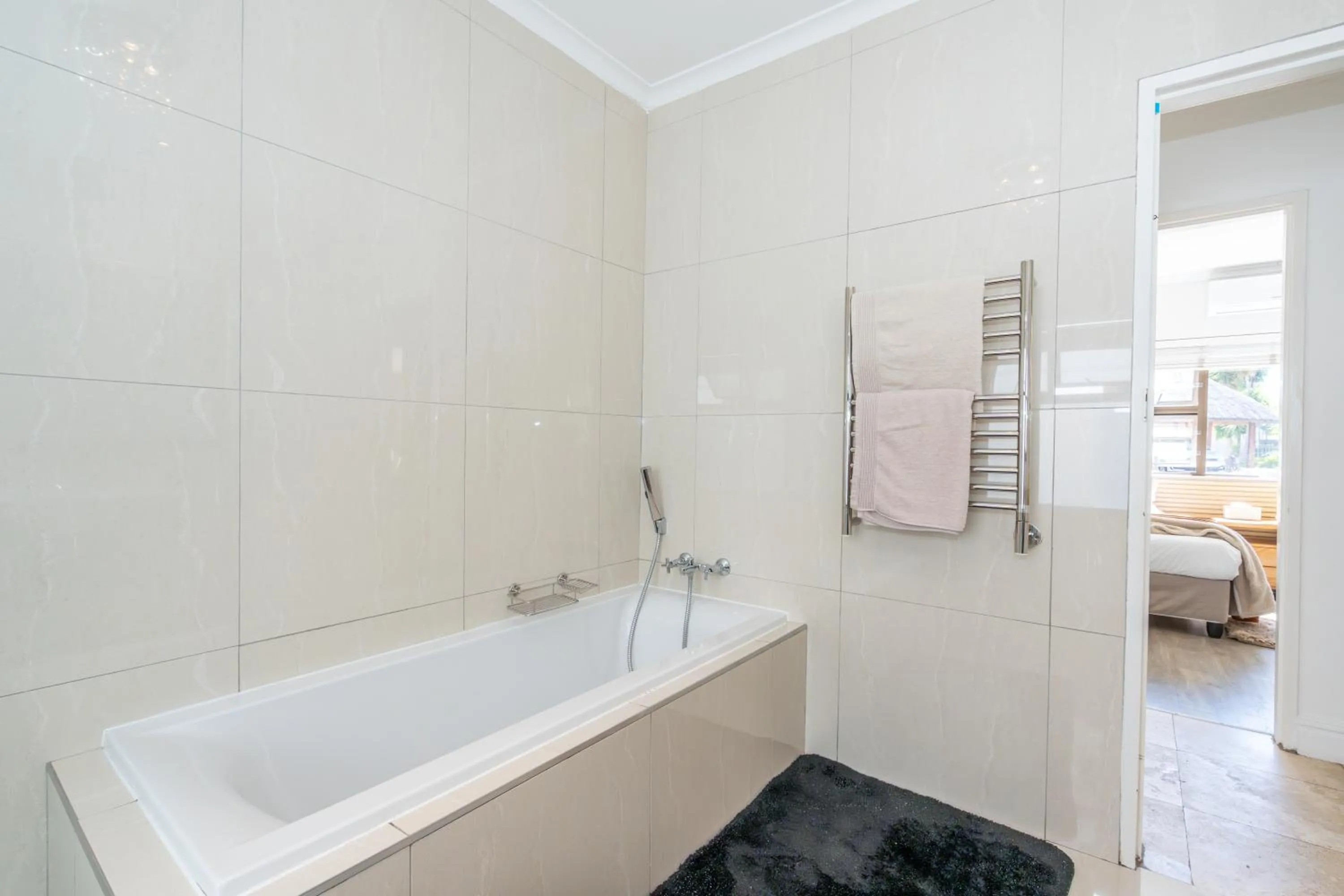 Bathroom, Bed in 2 On Lismore Guesthouse